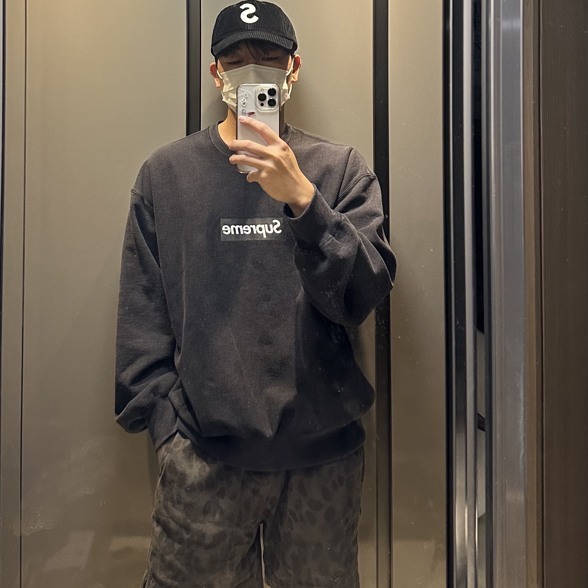 Supreme Corduroy S Logo 6-Panel Black - 24FW, Supreme Washed Box Logo Crewneck Black - 25SS 착용 스타일