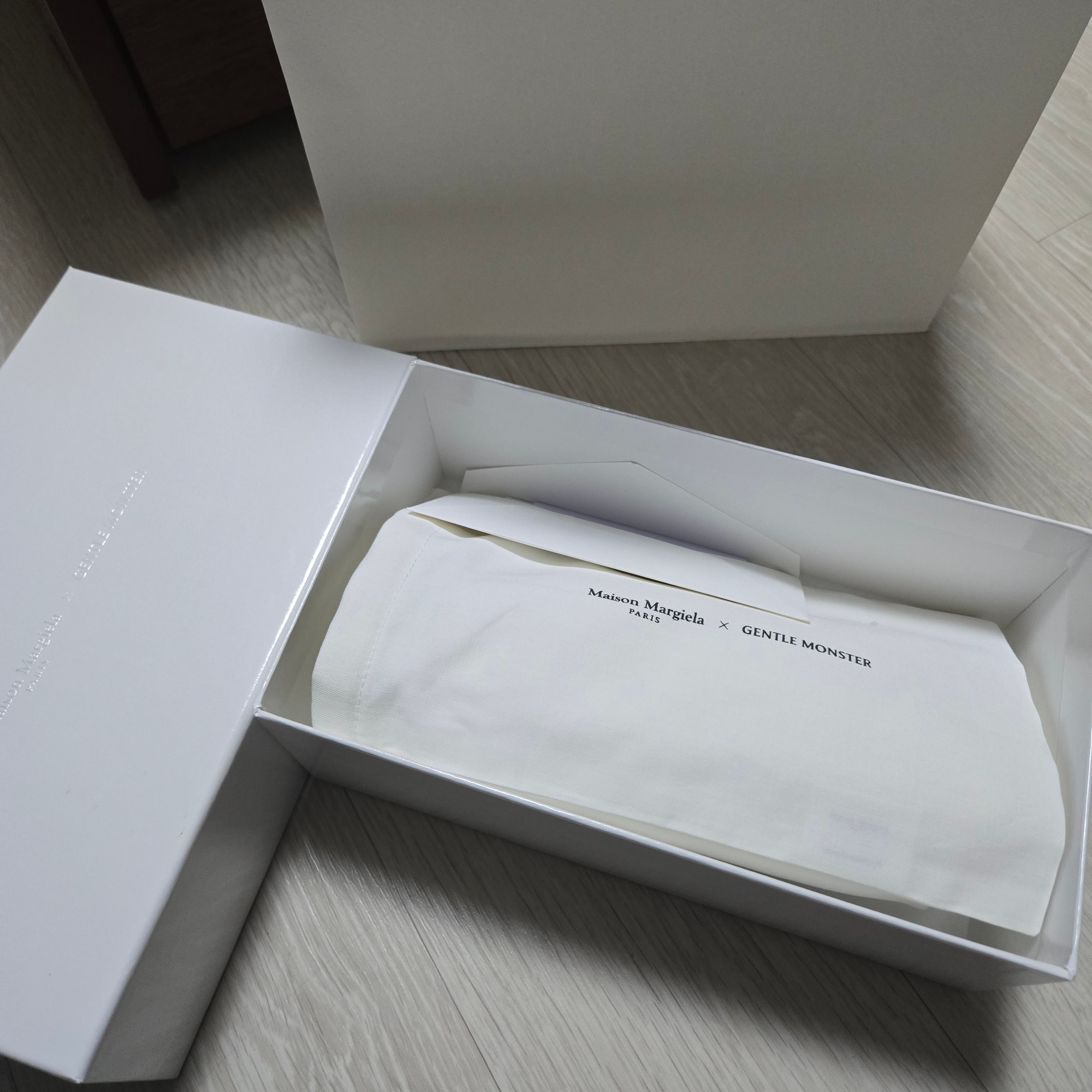 Gentle Monster x Maison Margiela MM212 Black Clear 착용 스타일 - 3