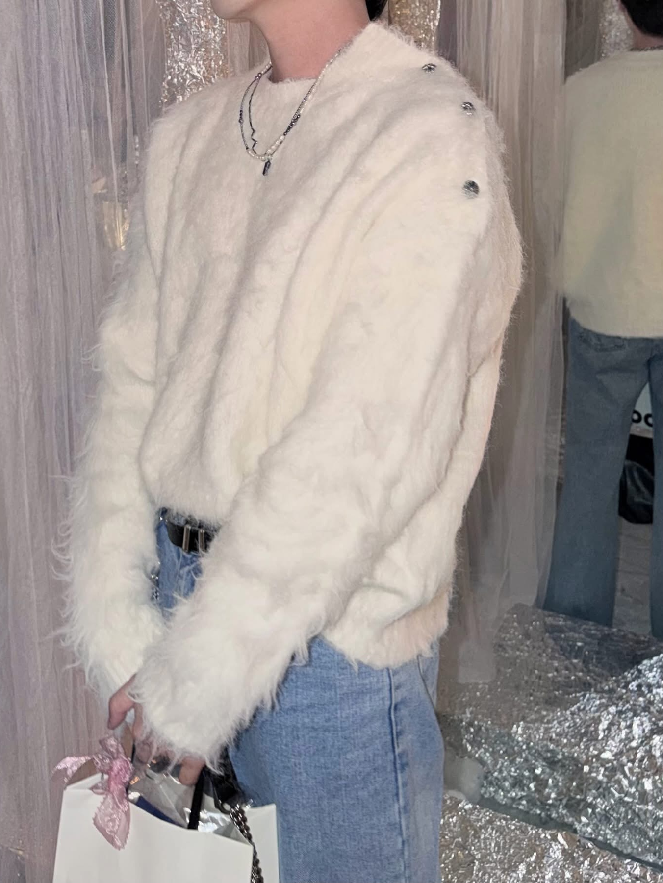 Ajobyajo PBA White Pearl Necklace Silver, Monamhee x Peaceminusone Daihee Plush Keyring 착용 스타일 - 5