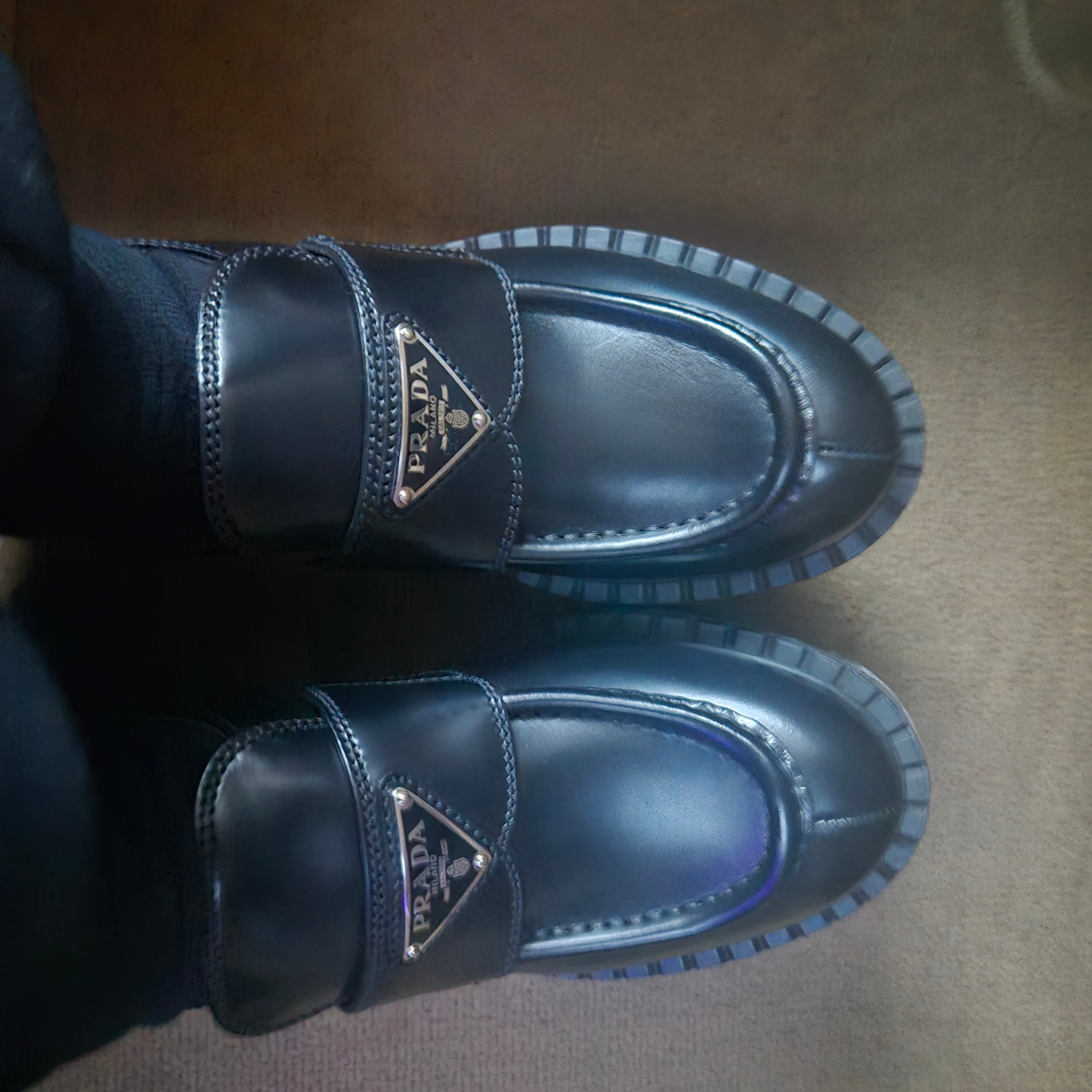 (W) Prada Chocolate Brushed Leather Loafers Black 착용 스타일