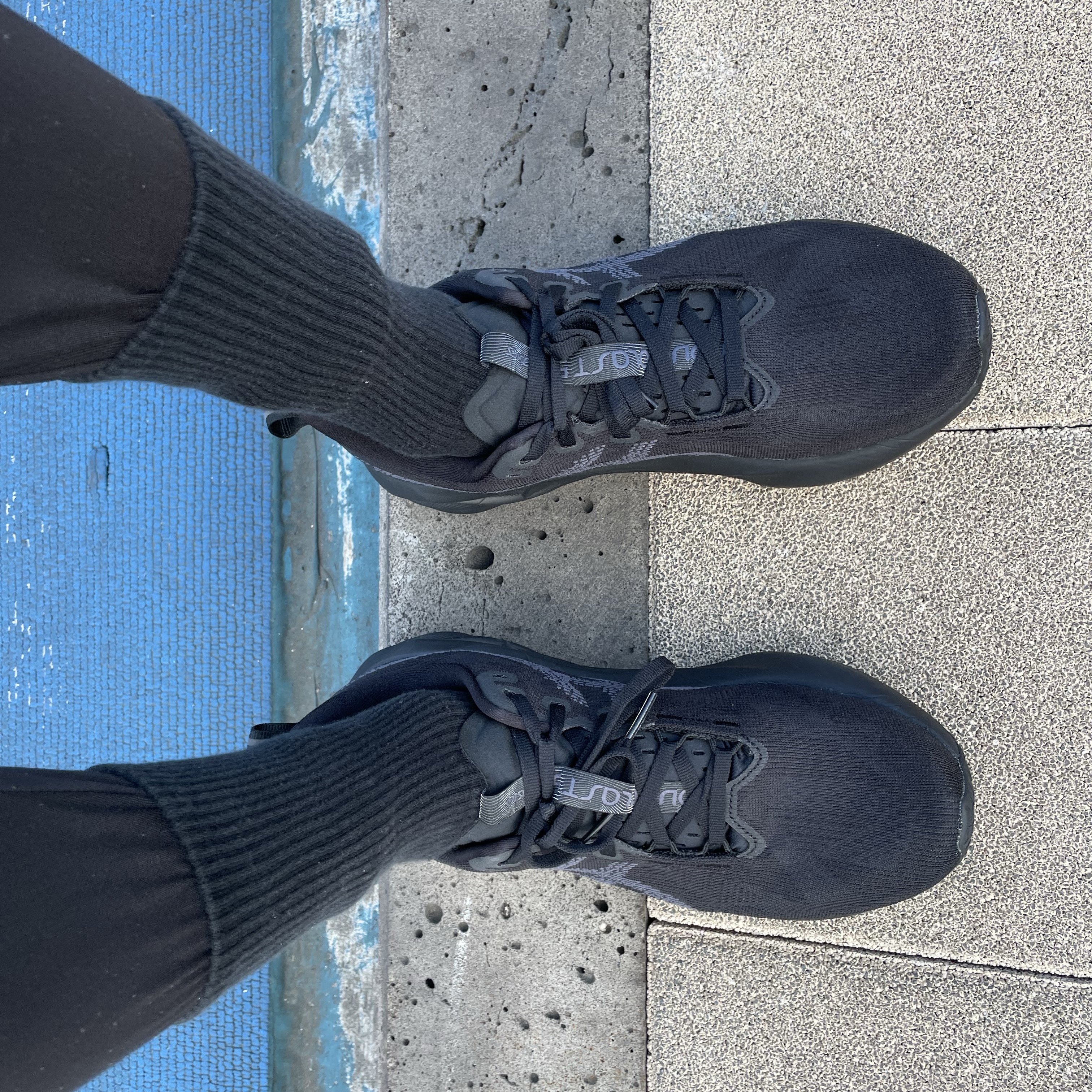 Asics Novablast 5 Black Carrier Grey 착용 스타일 - 1