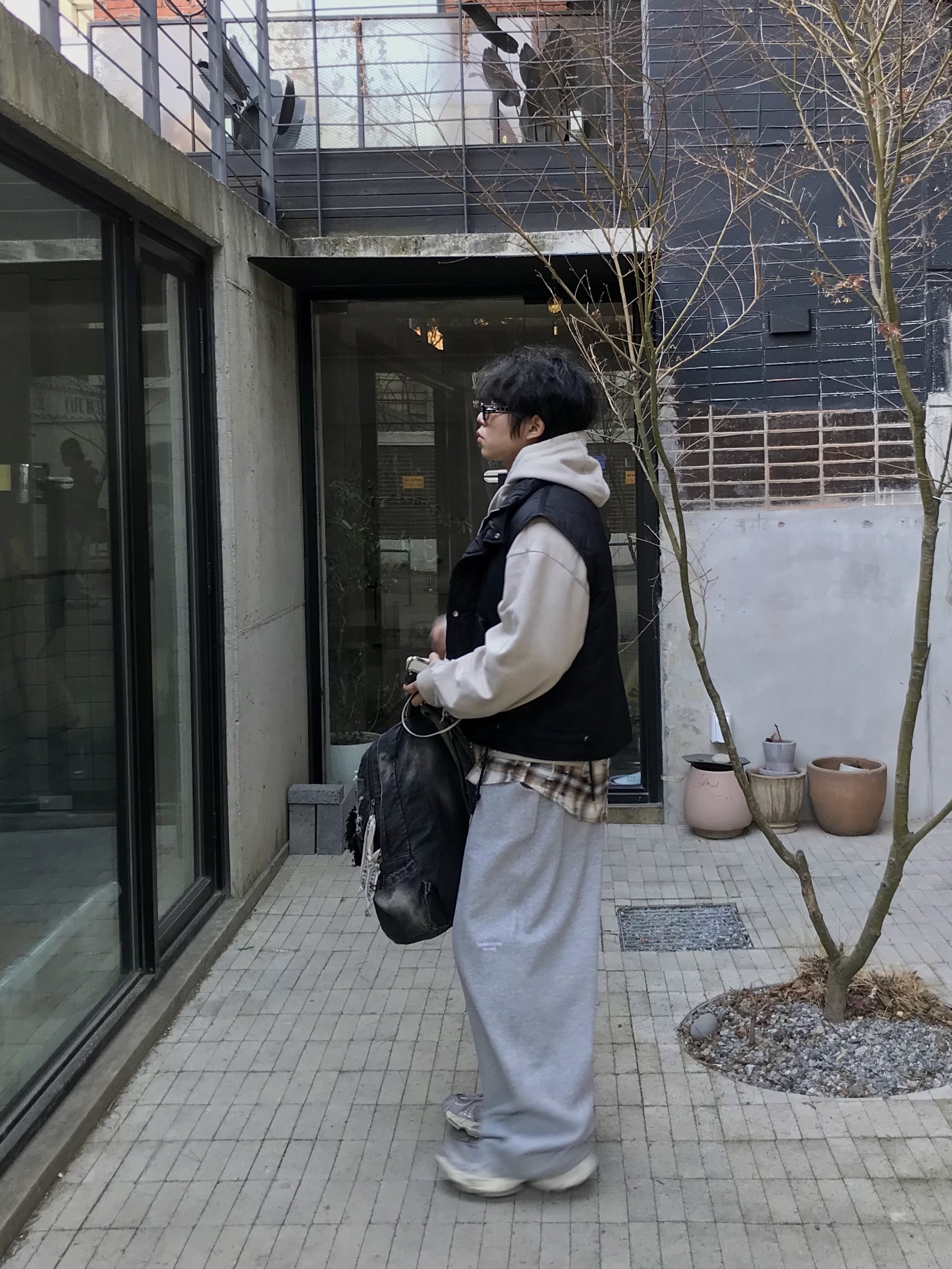 Undermycar Mu.163 Classic Logo Baggy Fit Sweat Pants Melange Gray, Balenciaga Stapler Sneaker Beige Grey 착용 스타일 - 8