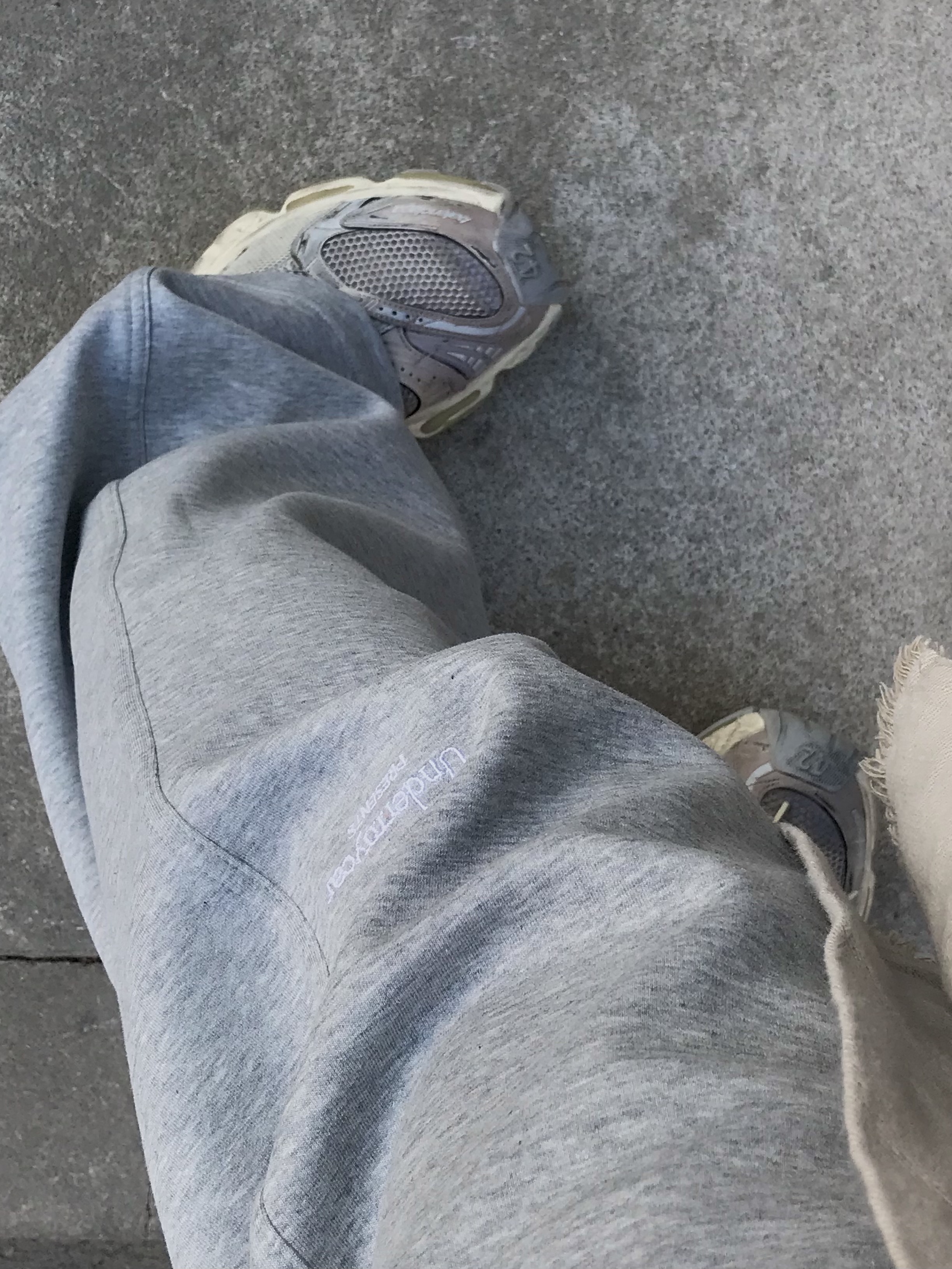 Undermycar Mu.163 Classic Logo Baggy Fit Sweat Pants Melange Gray, Balenciaga Stapler Sneaker Beige Grey 착용 스타일 - 9