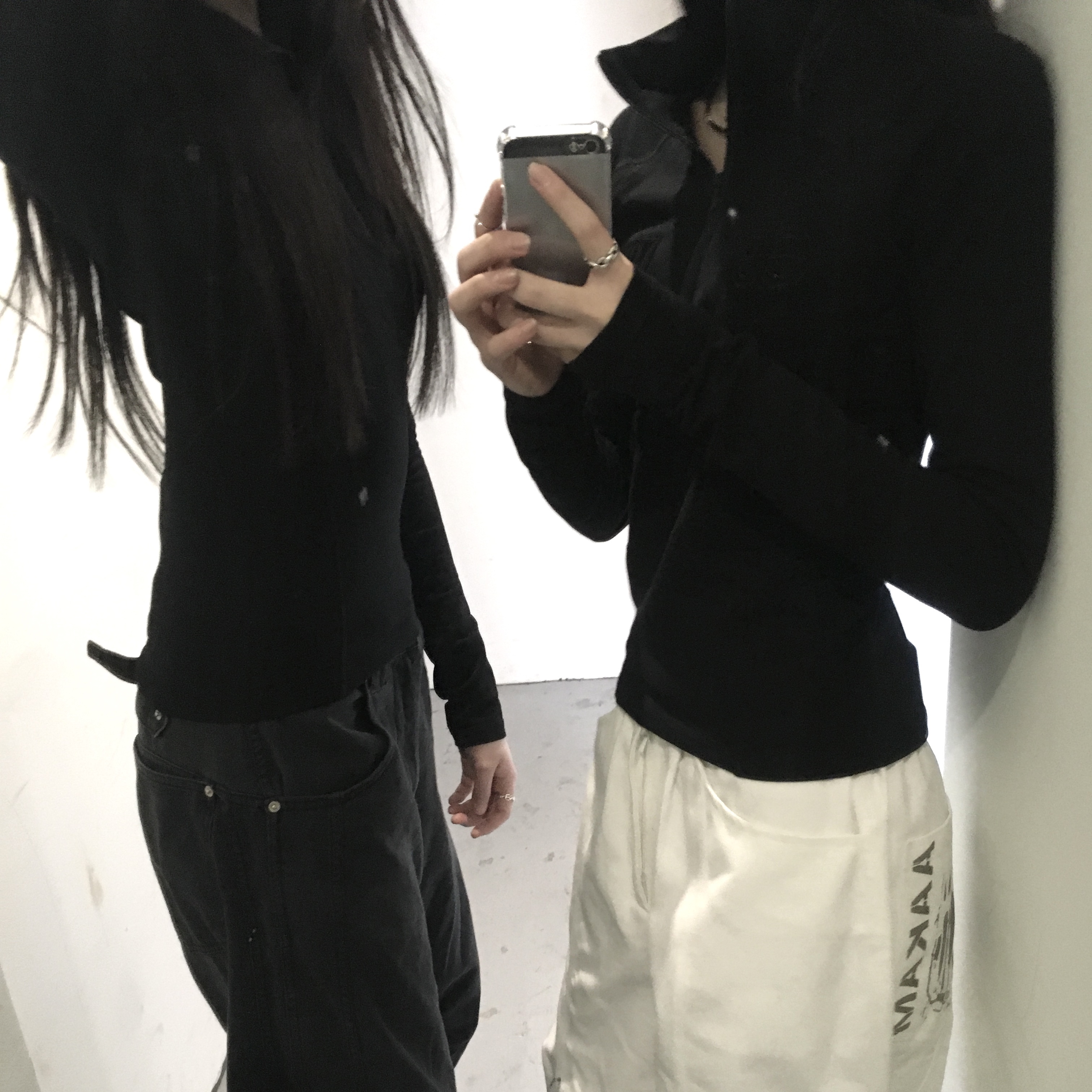 Aakam Knee Pin-Tuck Printed Denim Pants Black 착용 스타일 - 1