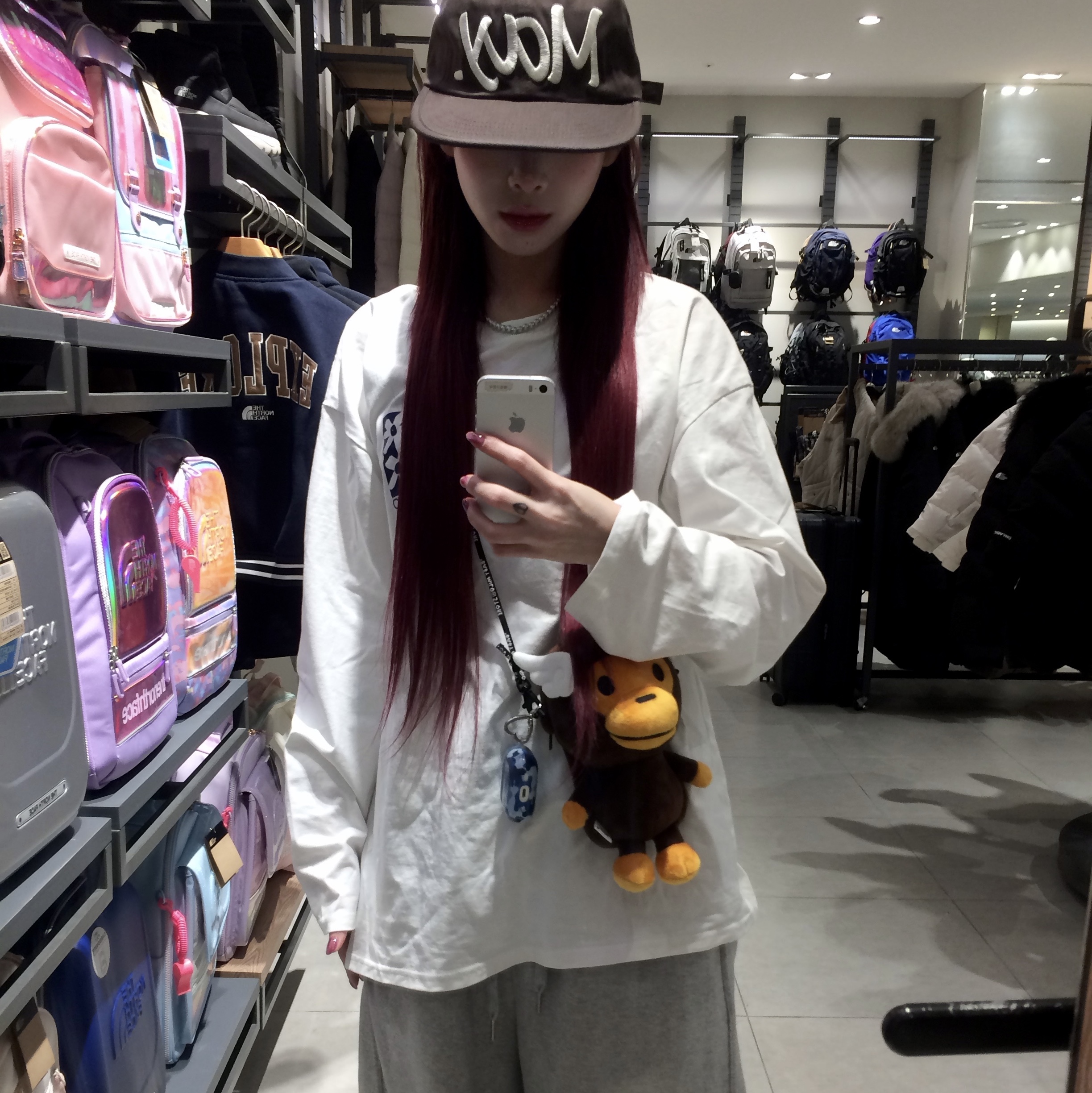 BAPE Baby Milo Mobile Bag Brown 착용 스타일 - 1