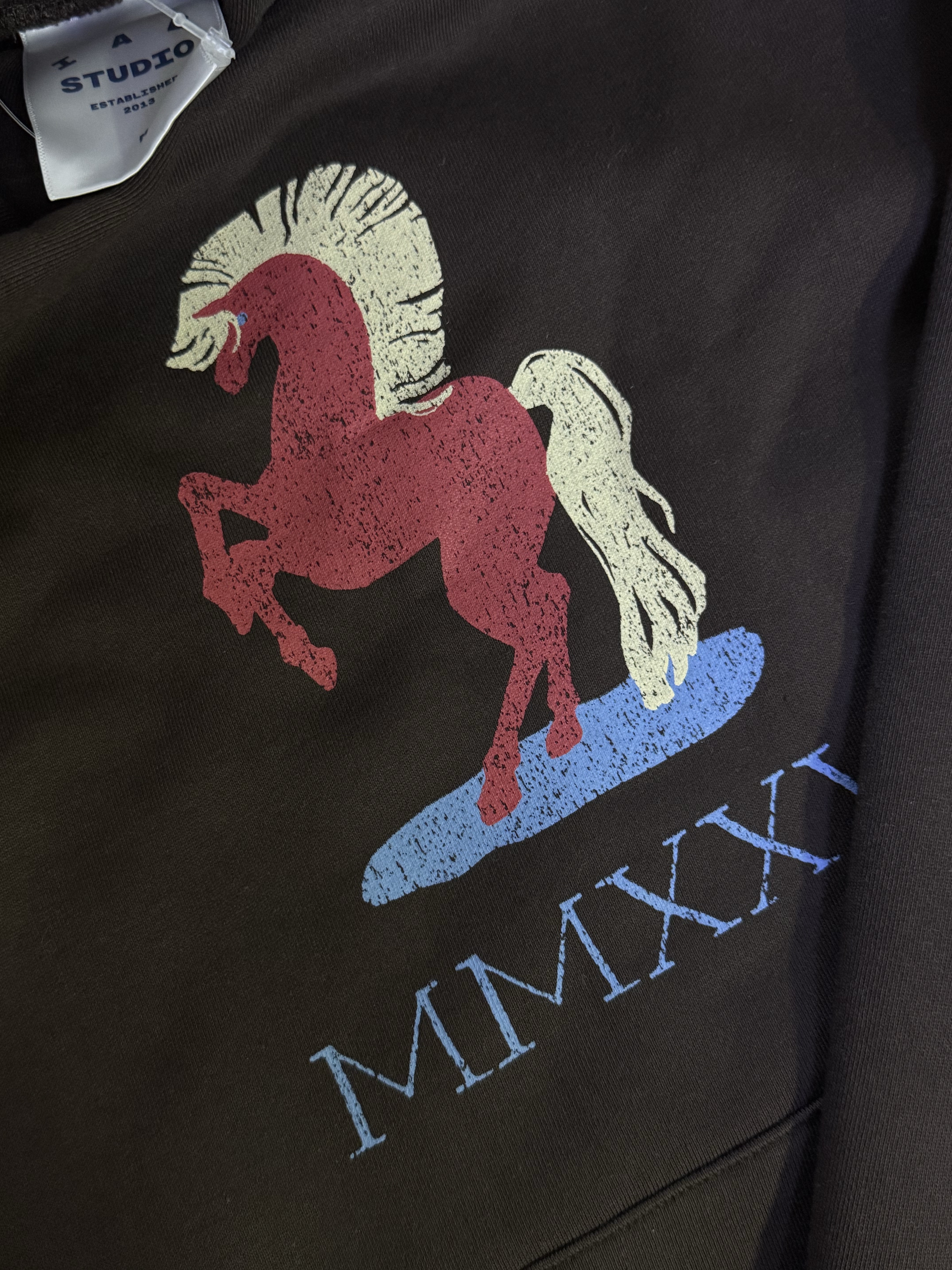 IAB Studio Red Horse Hoodie Brown 착용 스타일 - 3