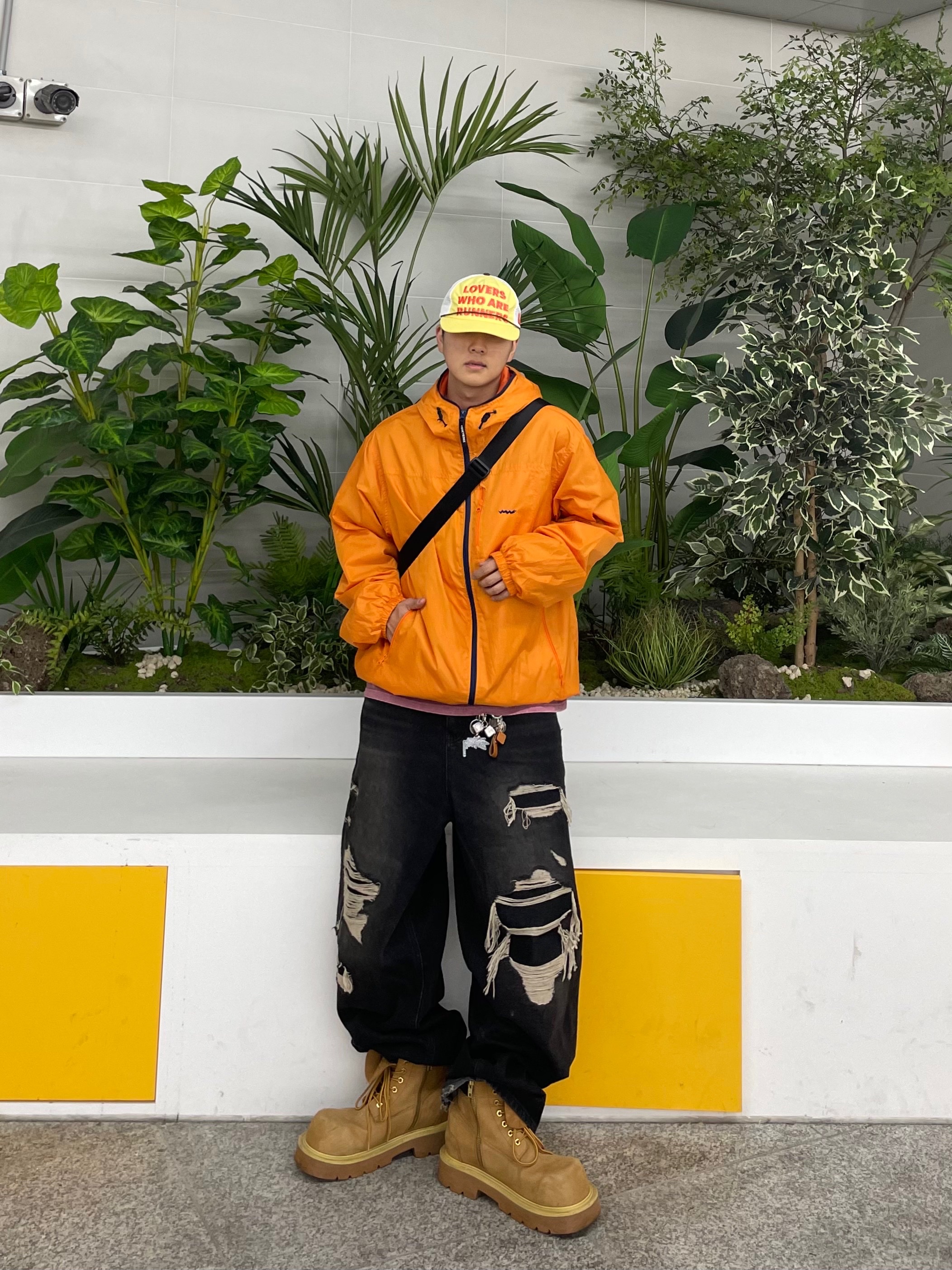 Alex Zono Lovers Who Are Runners Trucker Hat Yellow 착용 스타일 - 1