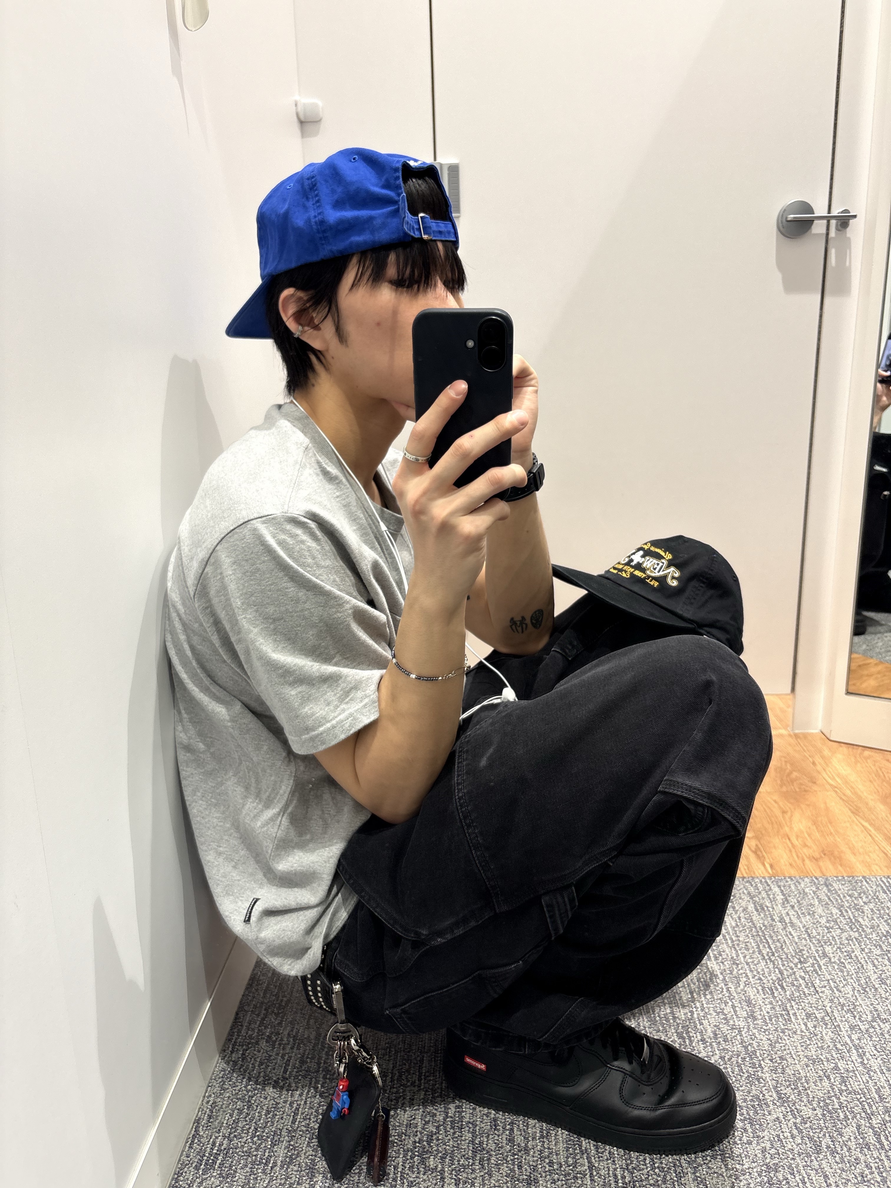 Carhartt WIP Smith Denim Double Knee Pants Black Stone Washed, Nike x Supreme Air Force 1 Low Black 착용 스타일 - 1