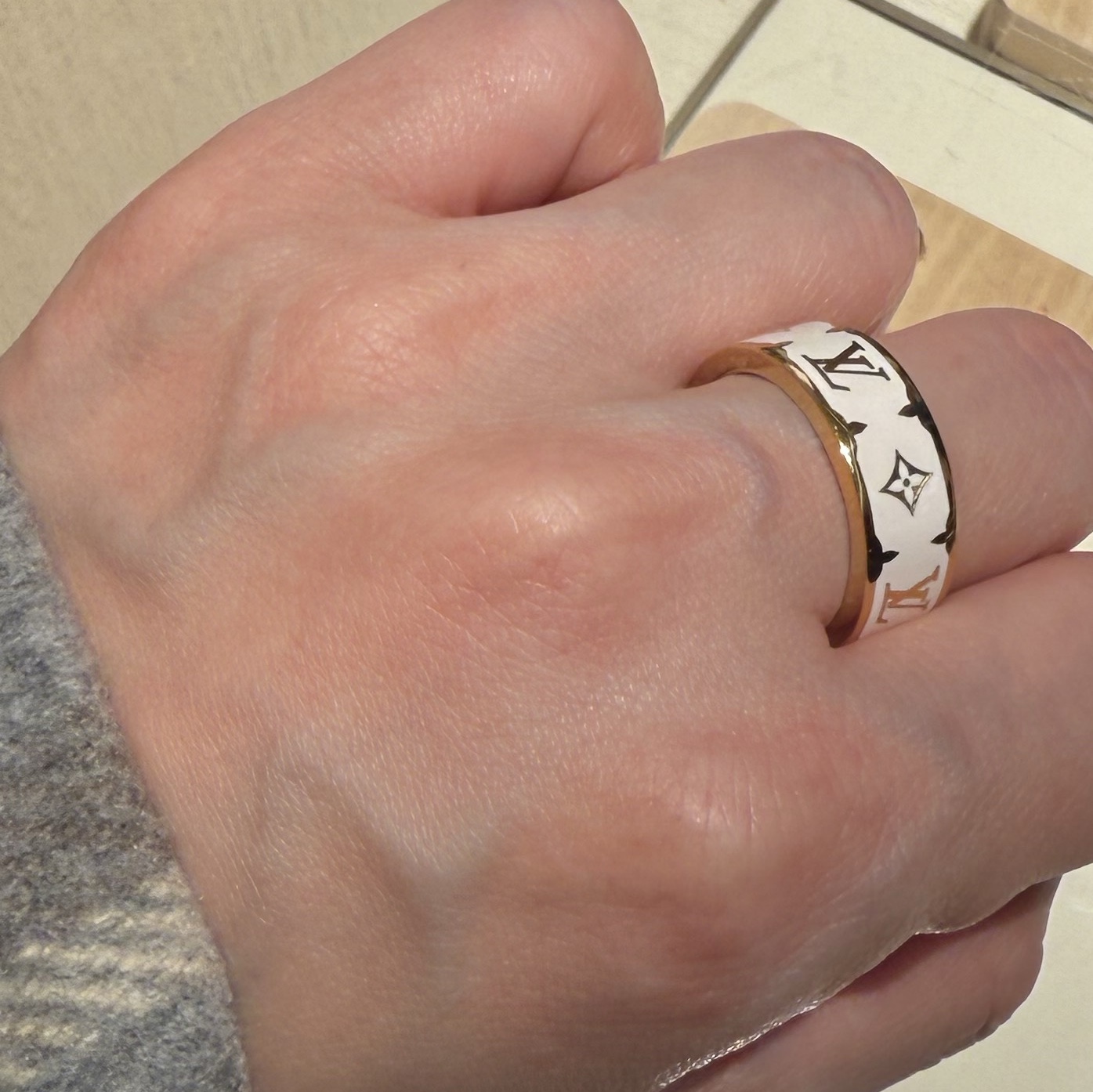 (W) Louis Vuitton Nanogram Enamel Ring S00 White Gold 착용 스타일