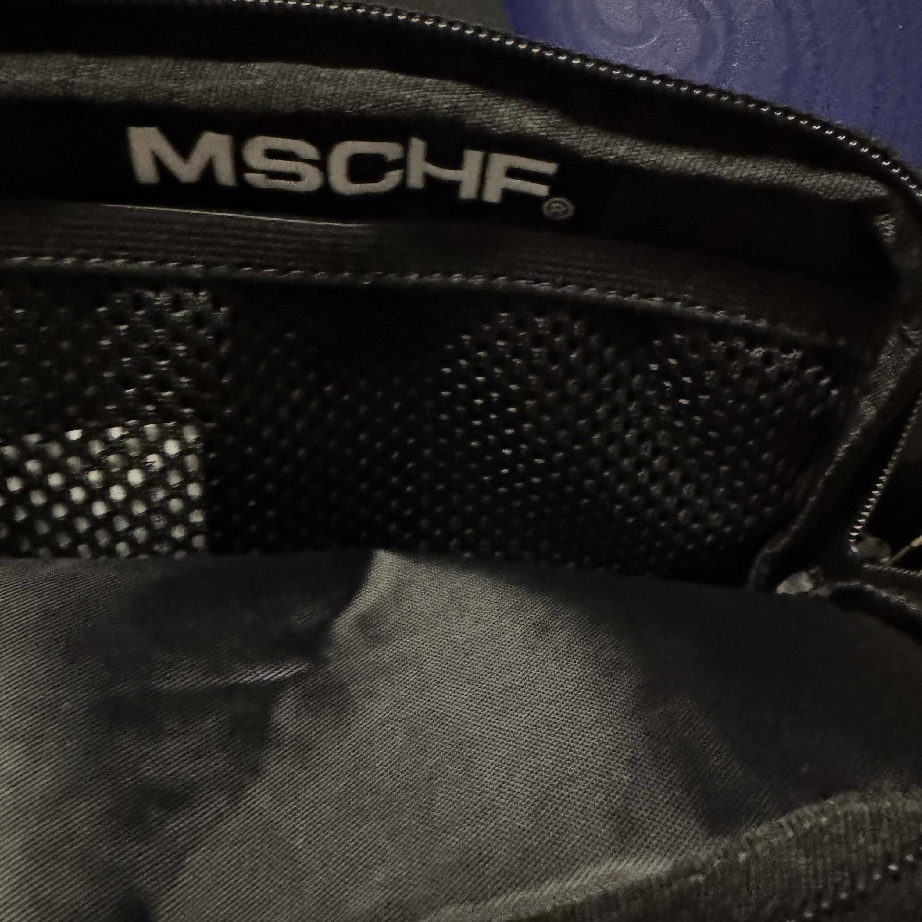 Mischief Rhombus Flat Pouch Black 착용 스타일 - 3
