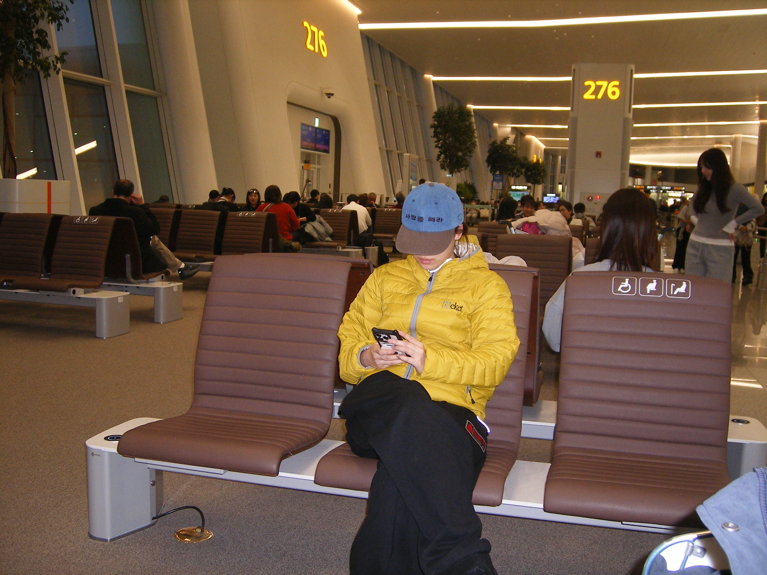 COYSEIO 사랑을 해라 Cap Blue, Teket Plan Lightweight Down Jacket Yellow 착용 스타일