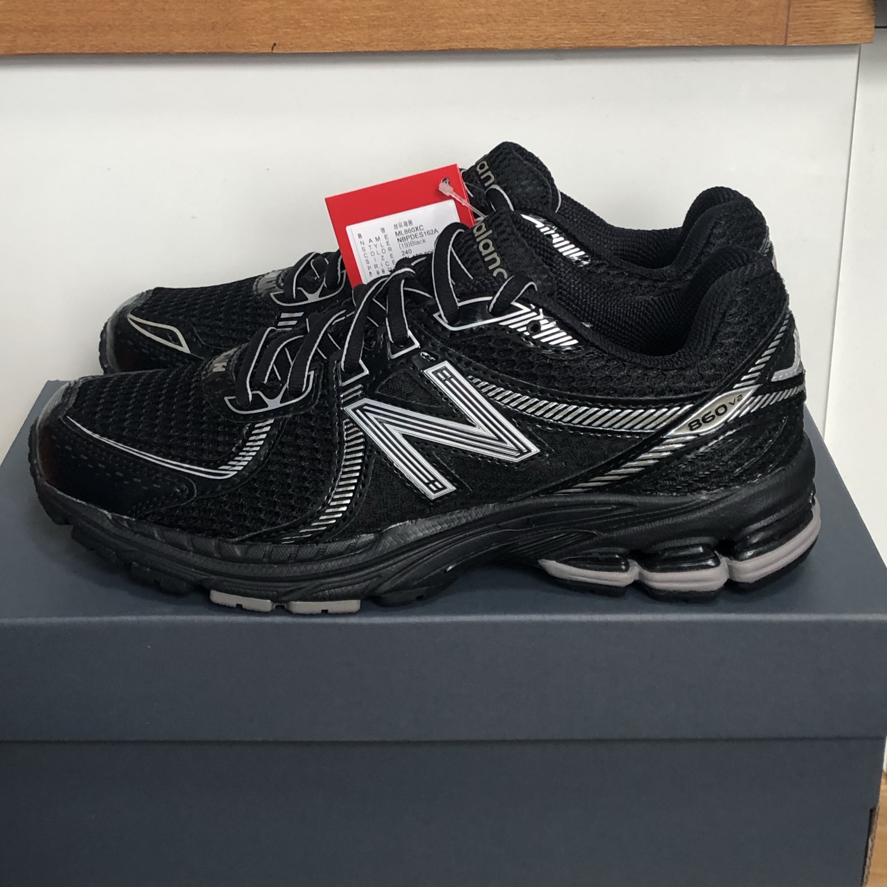 New Balance 860v2 Black Grey 착용 스타일