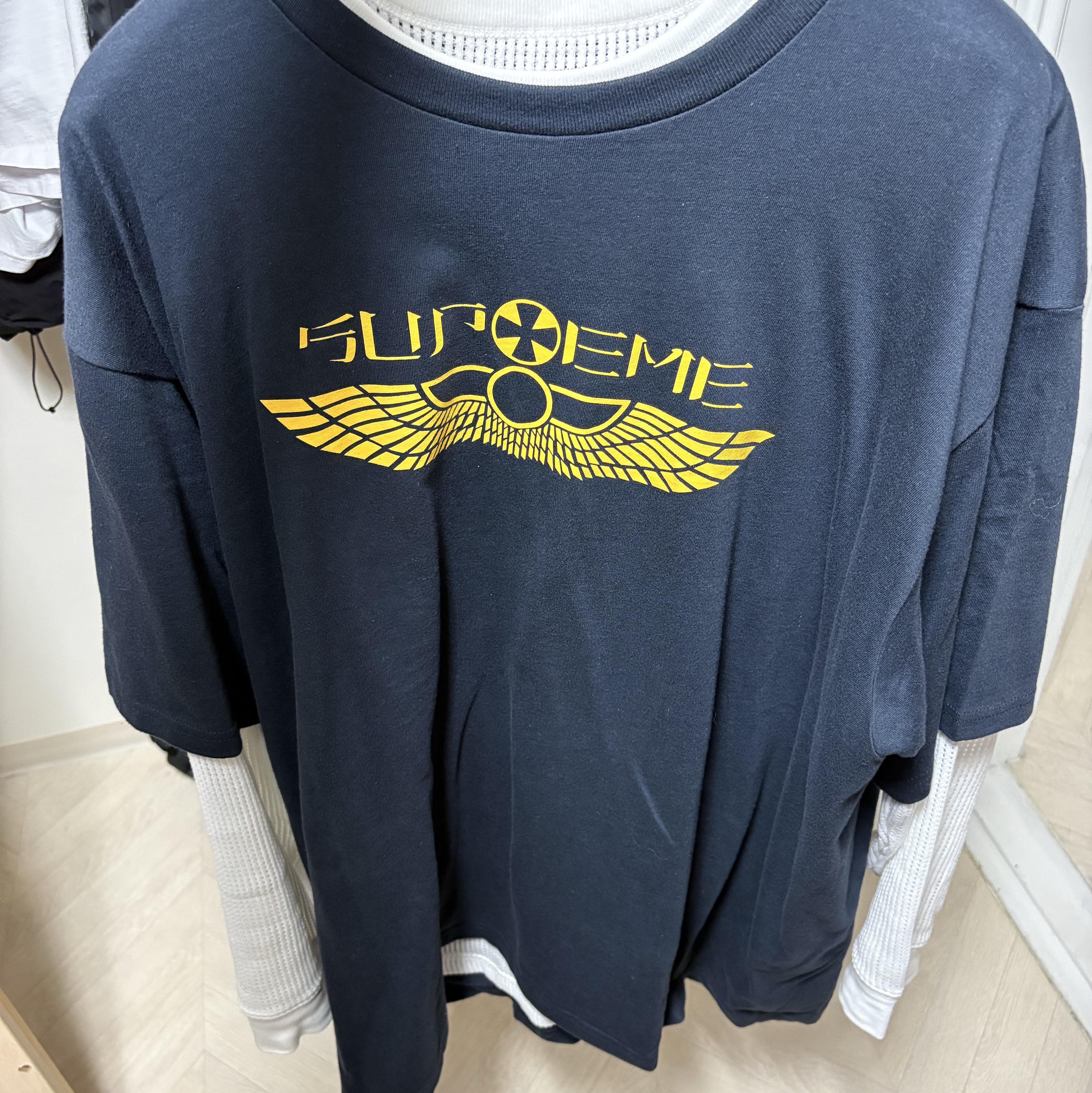 Supreme Wings T-Shirt Navy - 25SS 착용 스타일