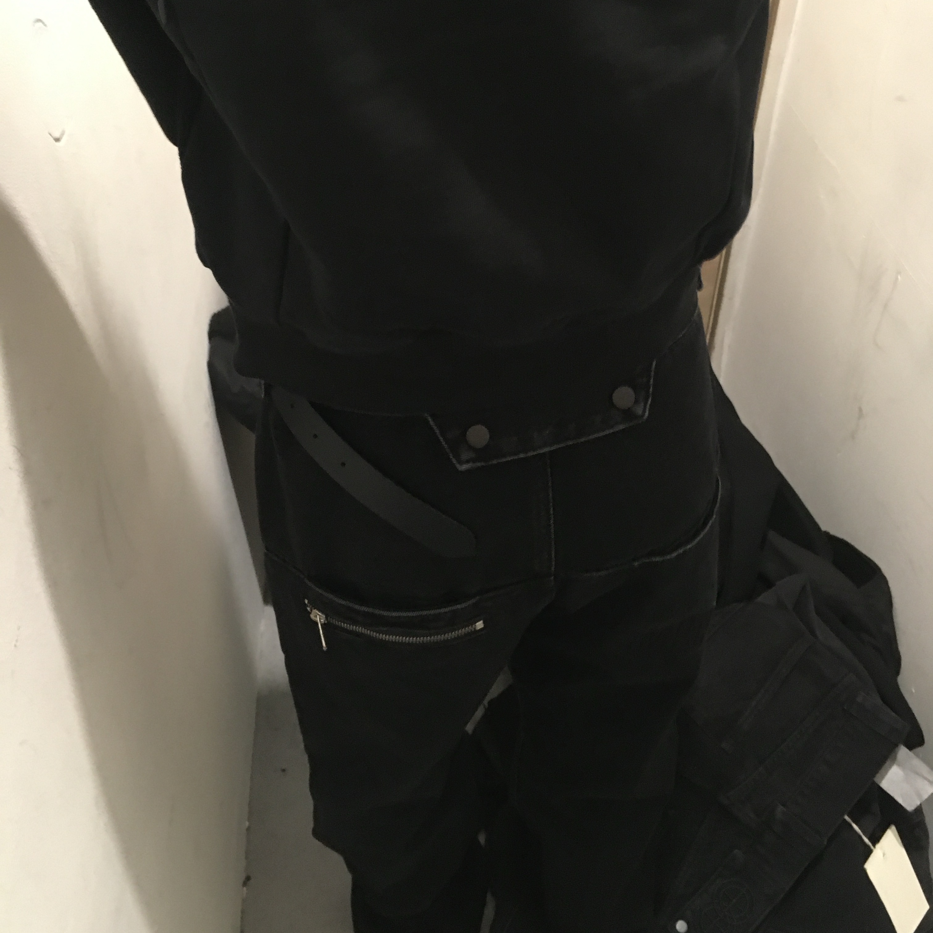 Aakam Knee Pin-Tuck Printed Denim Pants Black 착용 스타일 - 3