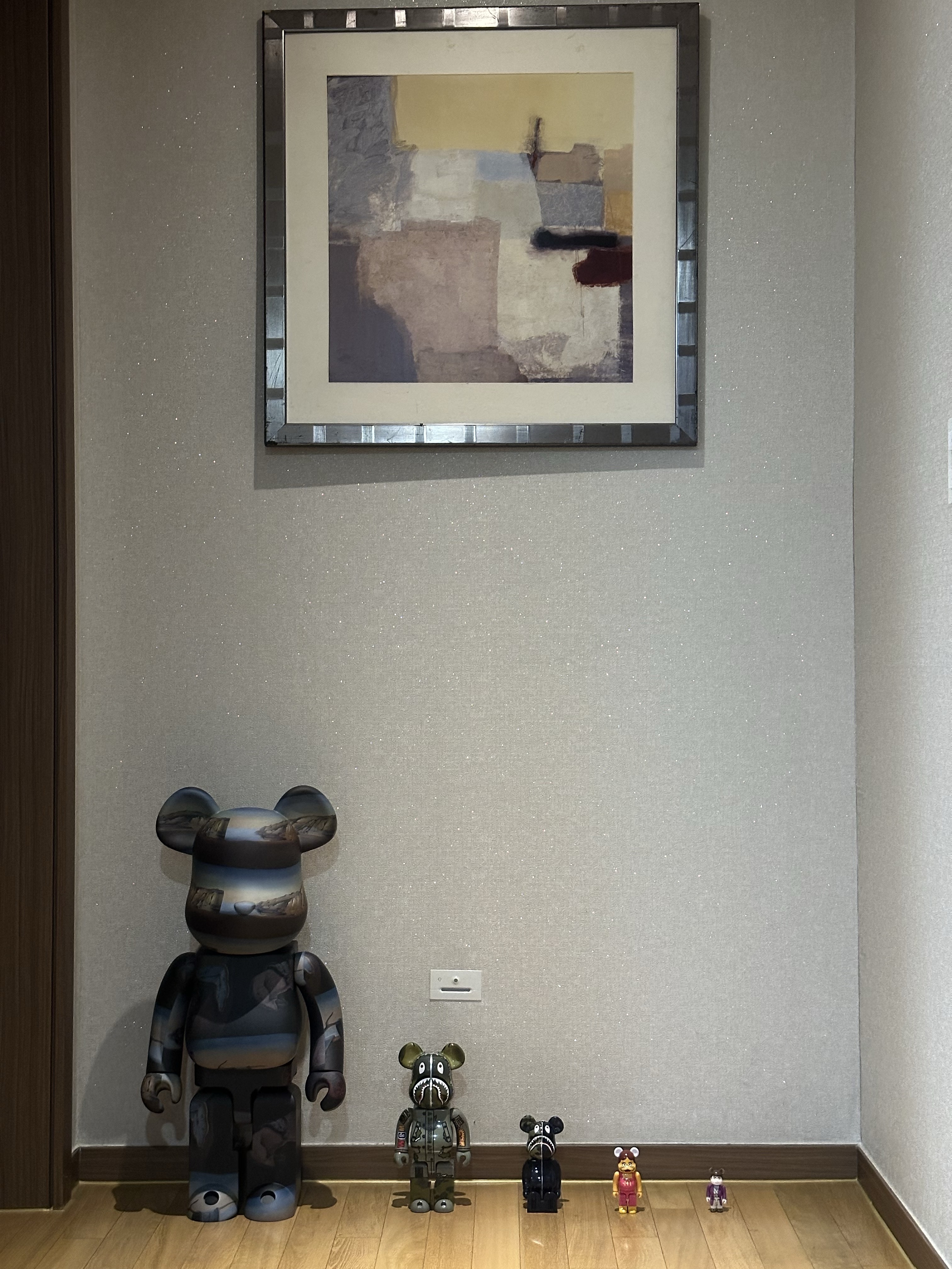 Bearbrick x MoMA Salvador Dali The Persistence of Memory 1000%, Bearbrick x MoMA Salvador Dali The Persistence of Memory 100% & 400% Set 착용 스타일 - 1