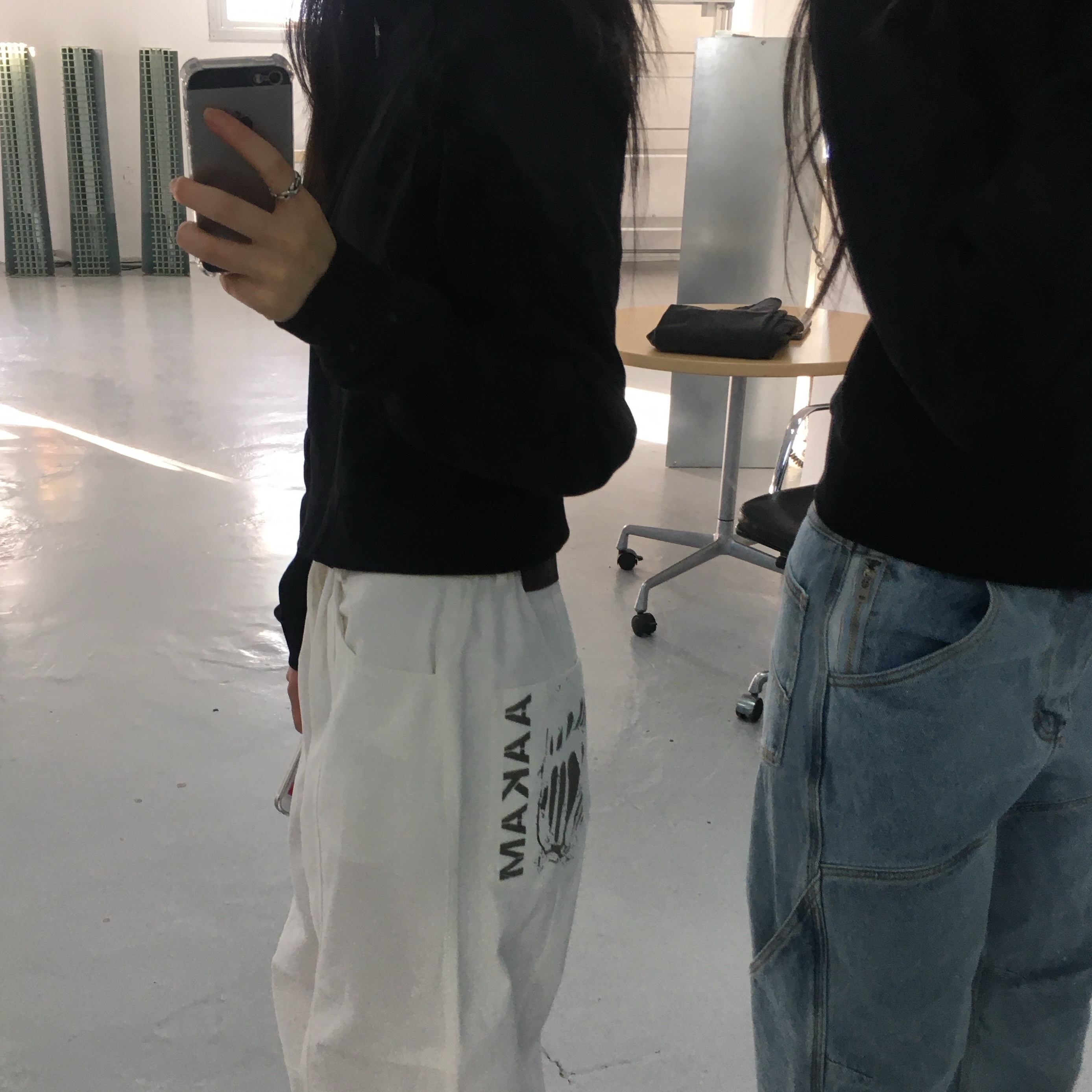 Aakam Knee Pin-Tuck Printed Denim Pants Black 착용 스타일 - 2