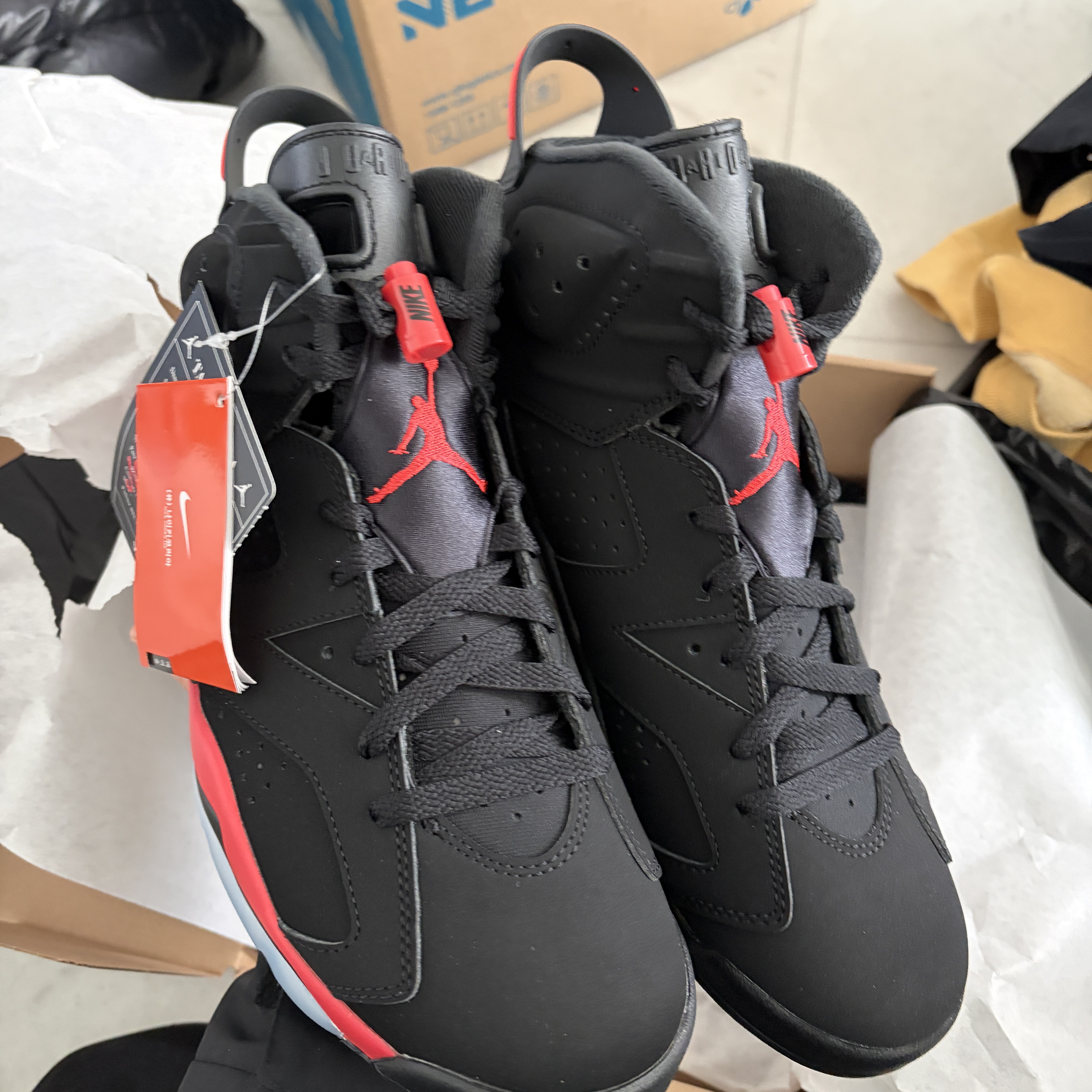 Jordan 6 Retro Infrared Salesman Black and Light Crimson 착용 스타일