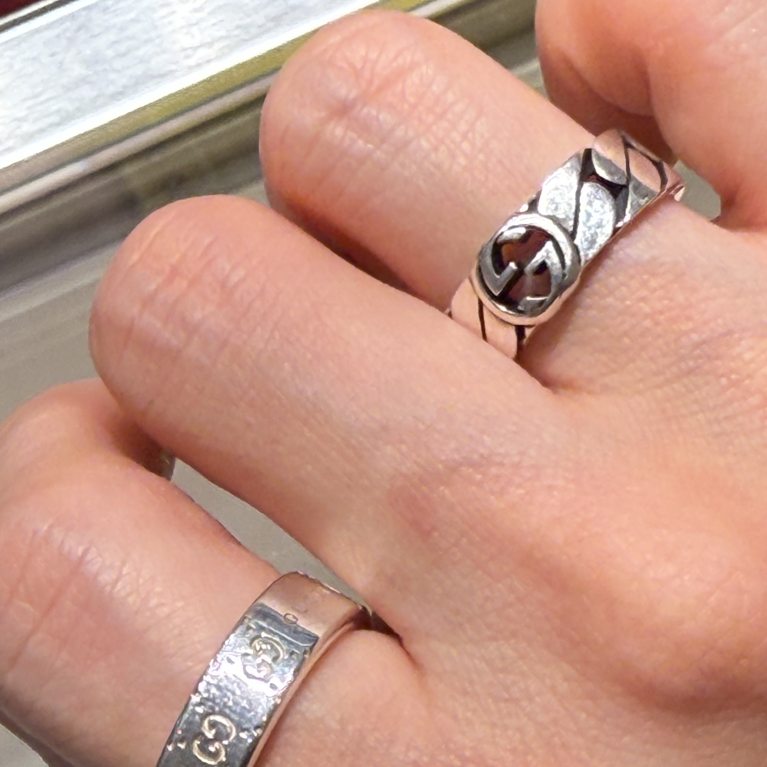 Gucci Interlocking G Ring Silver 착용 스타일 - 1