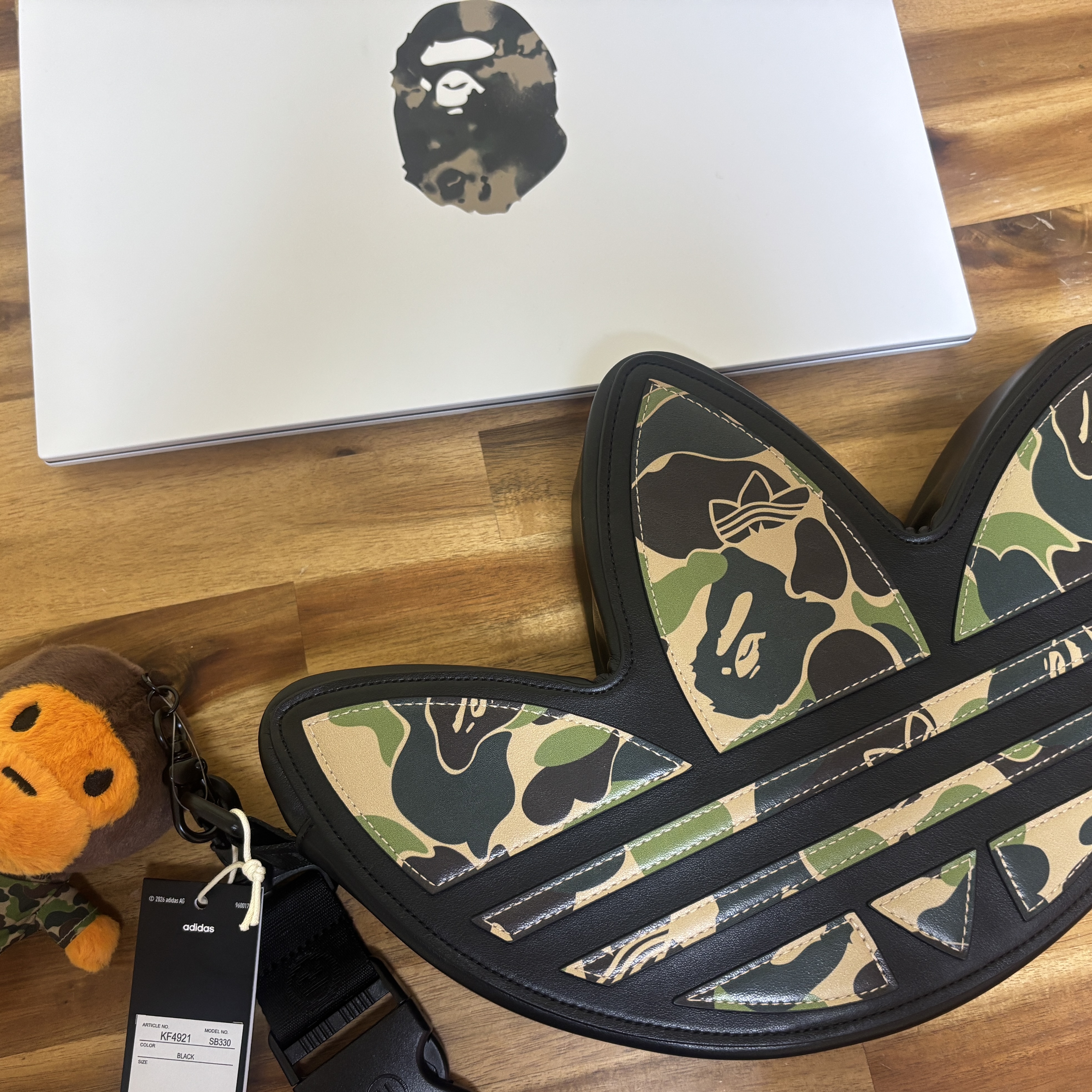 Adidas x BAPE Trefoil Shoulder Bag Black 착용 스타일