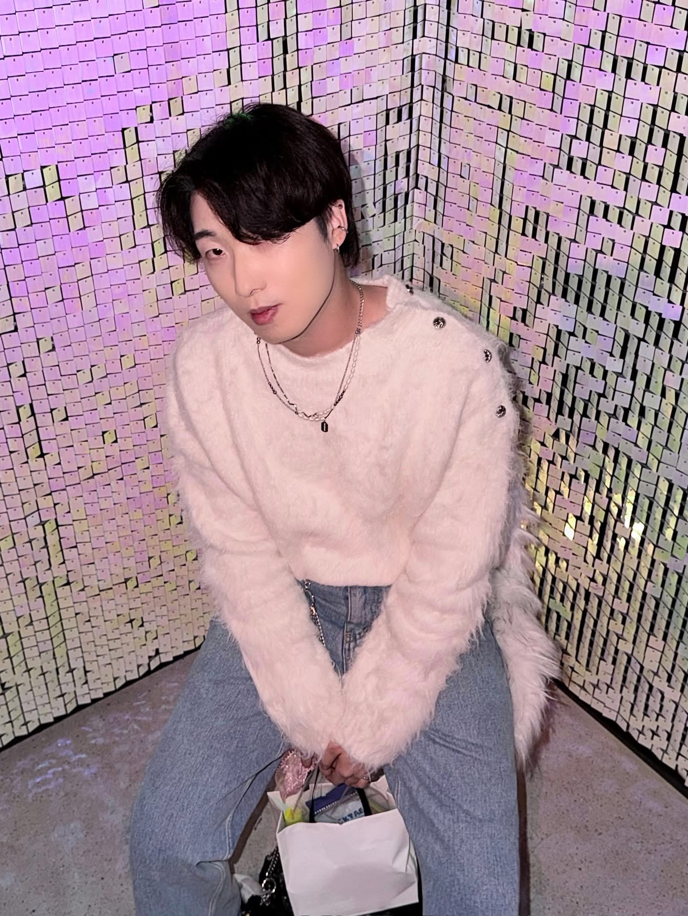 Ajobyajo PBA White Pearl Necklace Silver, Monamhee x Peaceminusone Daihee Plush Keyring 착용 스타일 - 1
