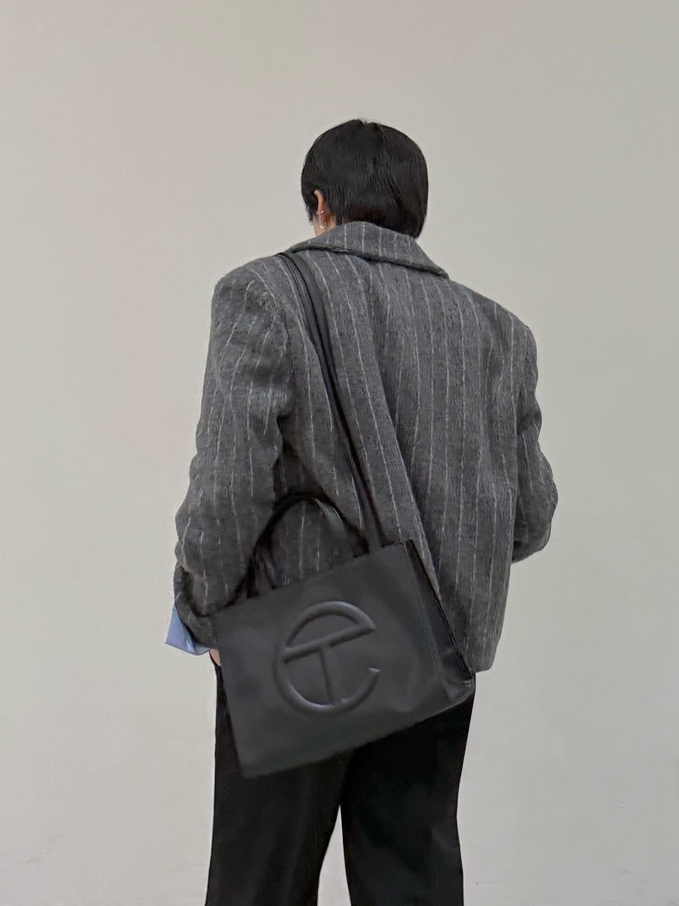 Telfar Medium Shopping Bag Black, Tiffany & Co. Return To Tiffany Heart Tag Toggle Bracelet Silver 착용 스타일 - 5