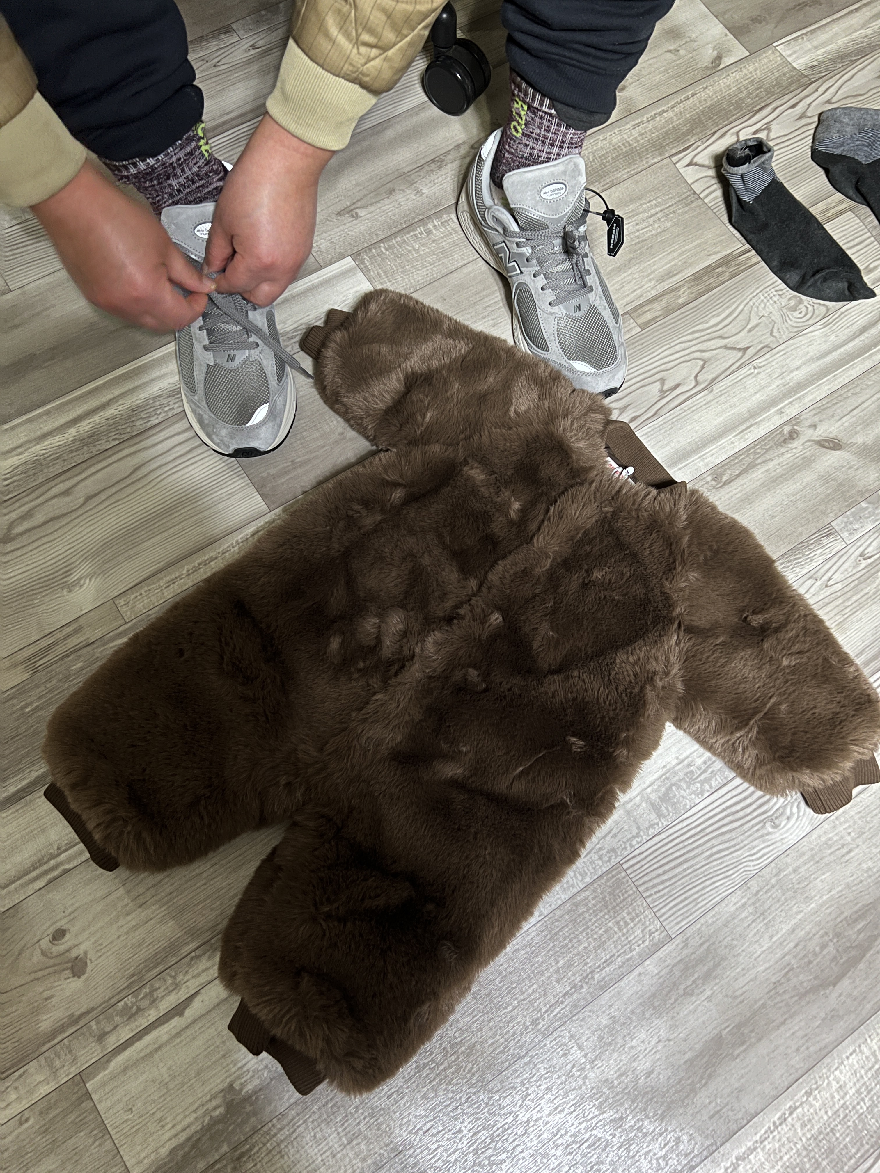 (Kids) Monchhichi x Bebe De Pino Fur Overall Brown, New Balance 2002R Grey 착용 스타일 - 3