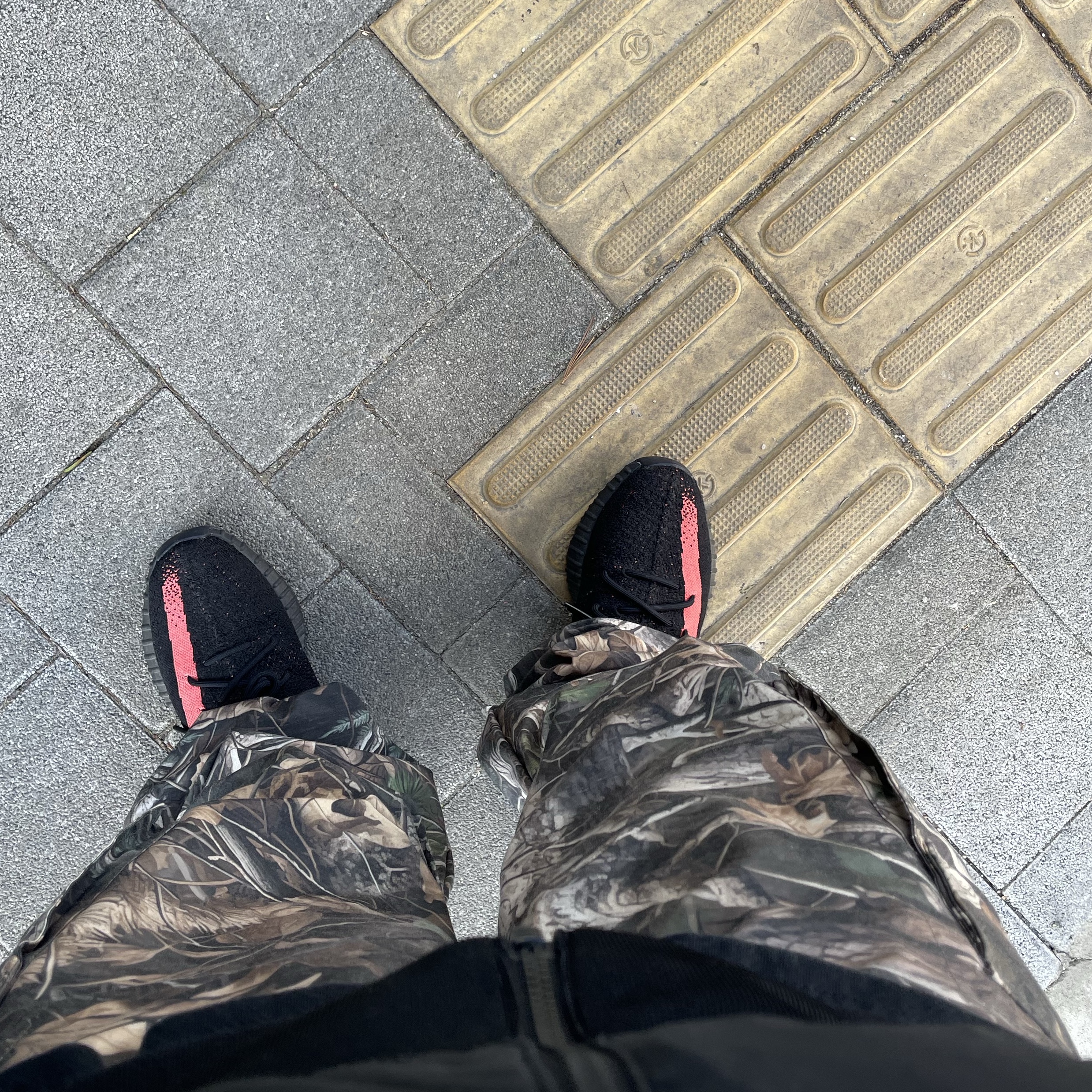 Adidas Yeezy Boost 350 V2 Core Black Red 2022/2023 착용 스타일