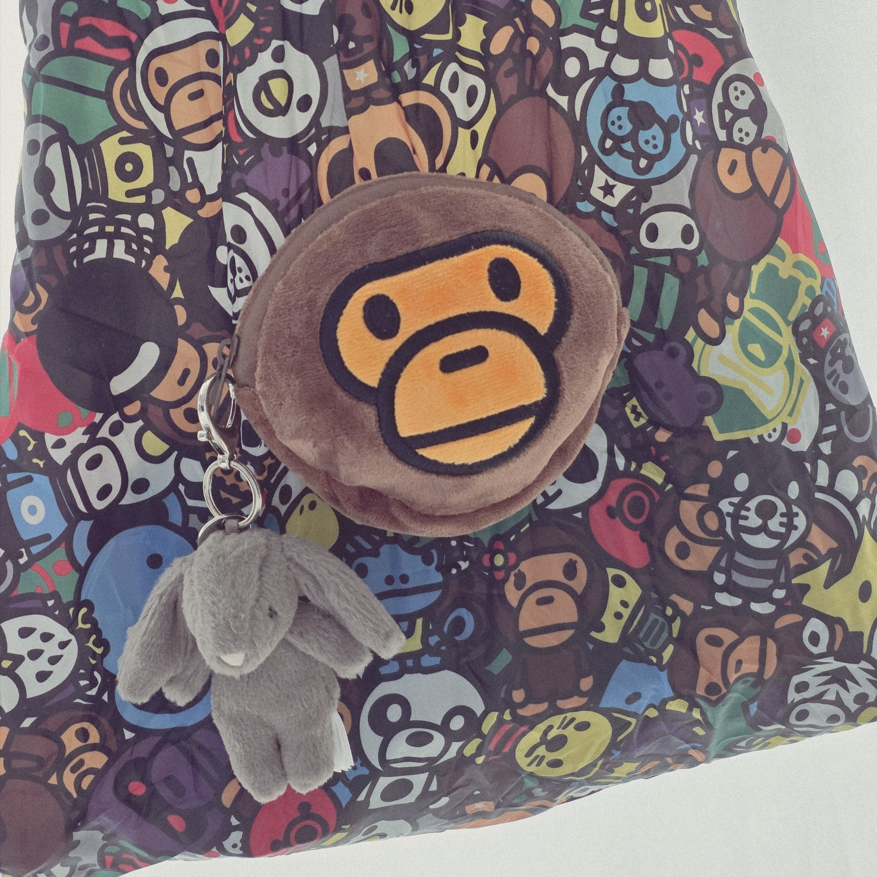 Starbucks x BAPE Baby Milo Foldable Bag, Jellycat Bashful Bunny Bag Charm Beige 착용 스타일 - 2