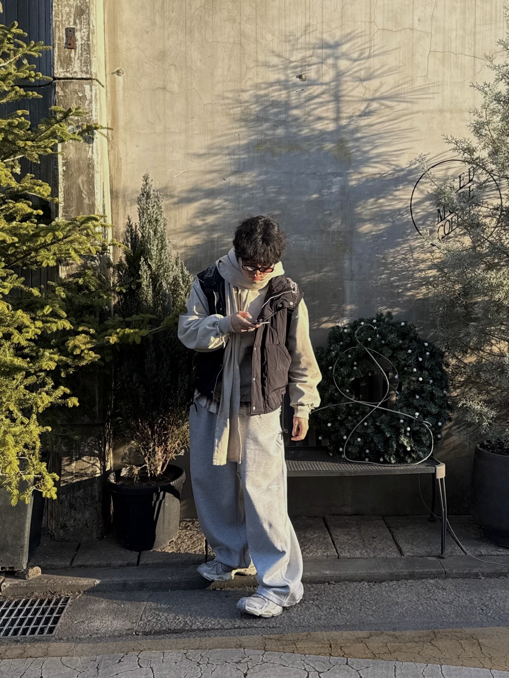 Undermycar Mu.163 Classic Logo Baggy Fit Sweat Pants Melange Gray, Balenciaga Stapler Sneaker Beige Grey 착용 스타일 - 1