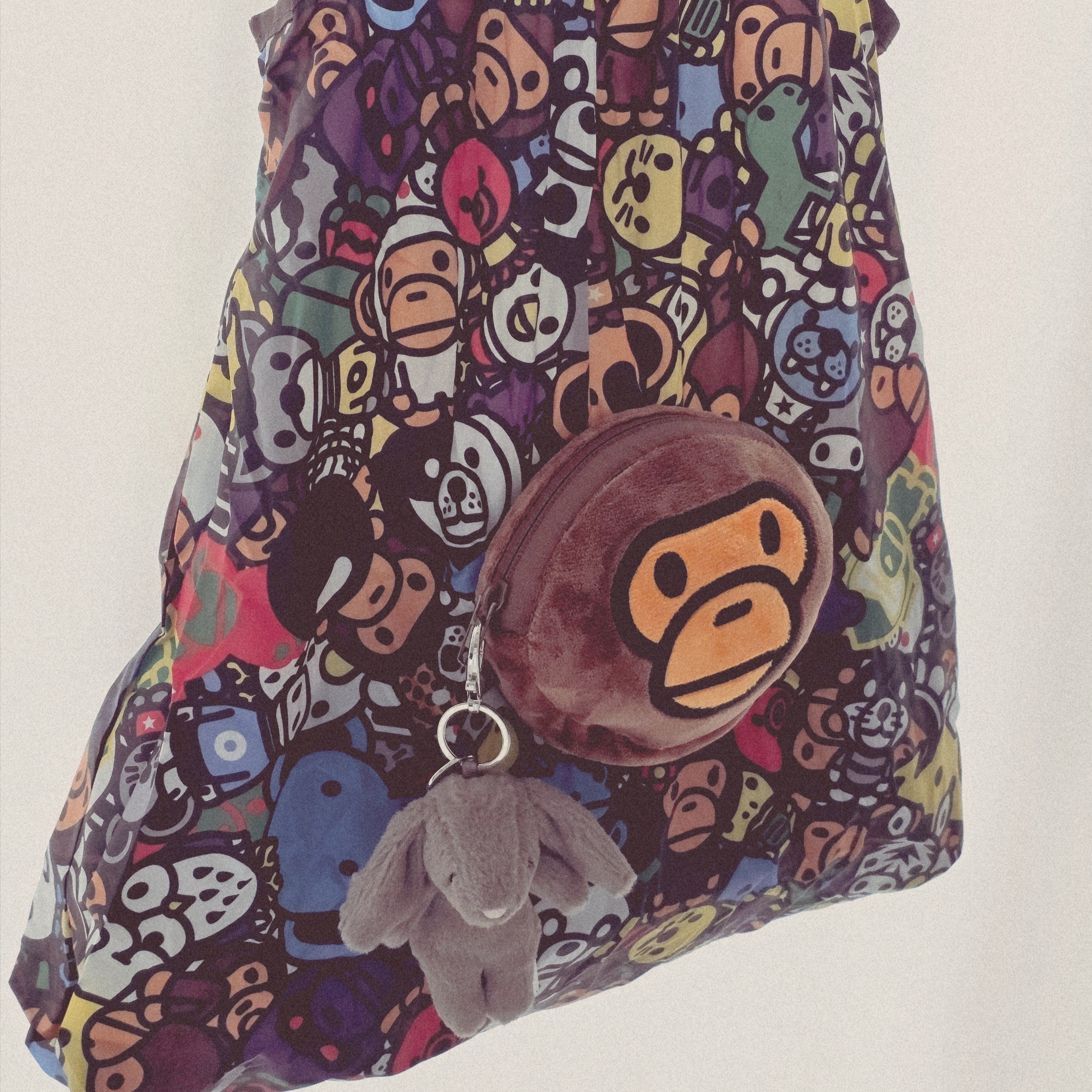 Starbucks x BAPE Baby Milo Foldable Bag, Jellycat Bashful Bunny Bag Charm Beige 착용 스타일 - 1