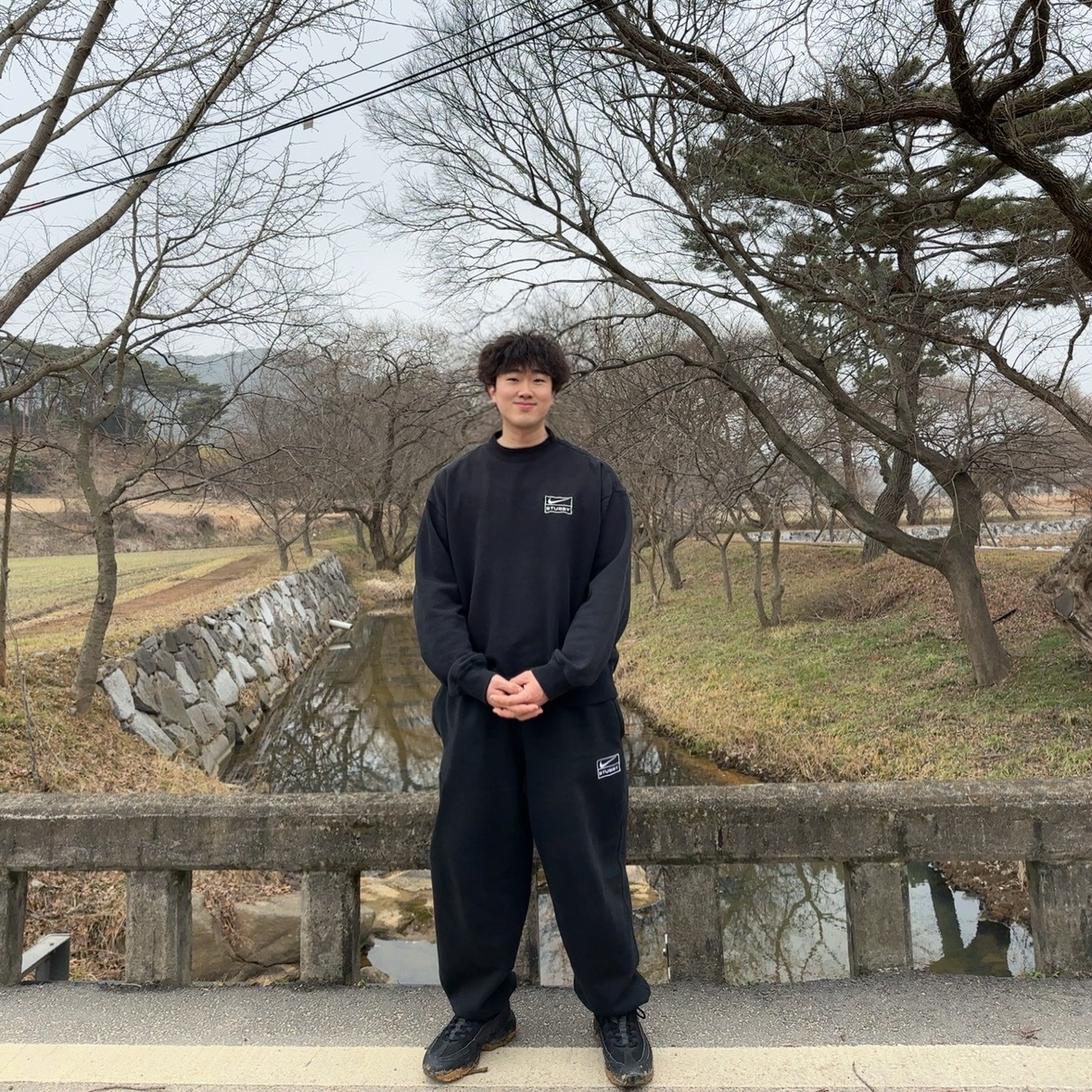 Nike x Stussy Washed Fleece Pants Black (FN5235-010), Nike x Stussy NRG Washed Fleece Crewneck Black (DO5310-010) 착용 스타일