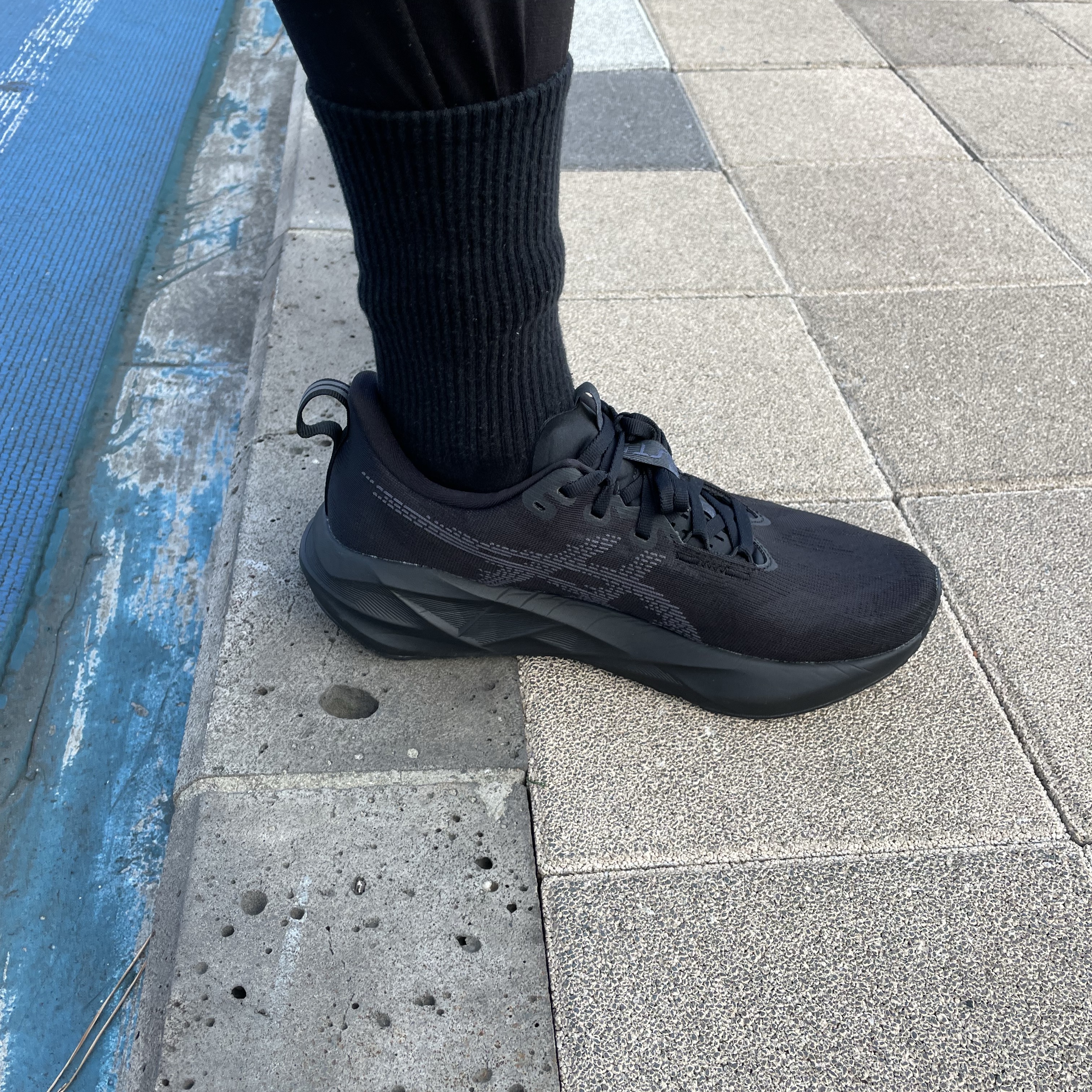 Asics Novablast 5 Black Carrier Grey 착용 스타일 - 2