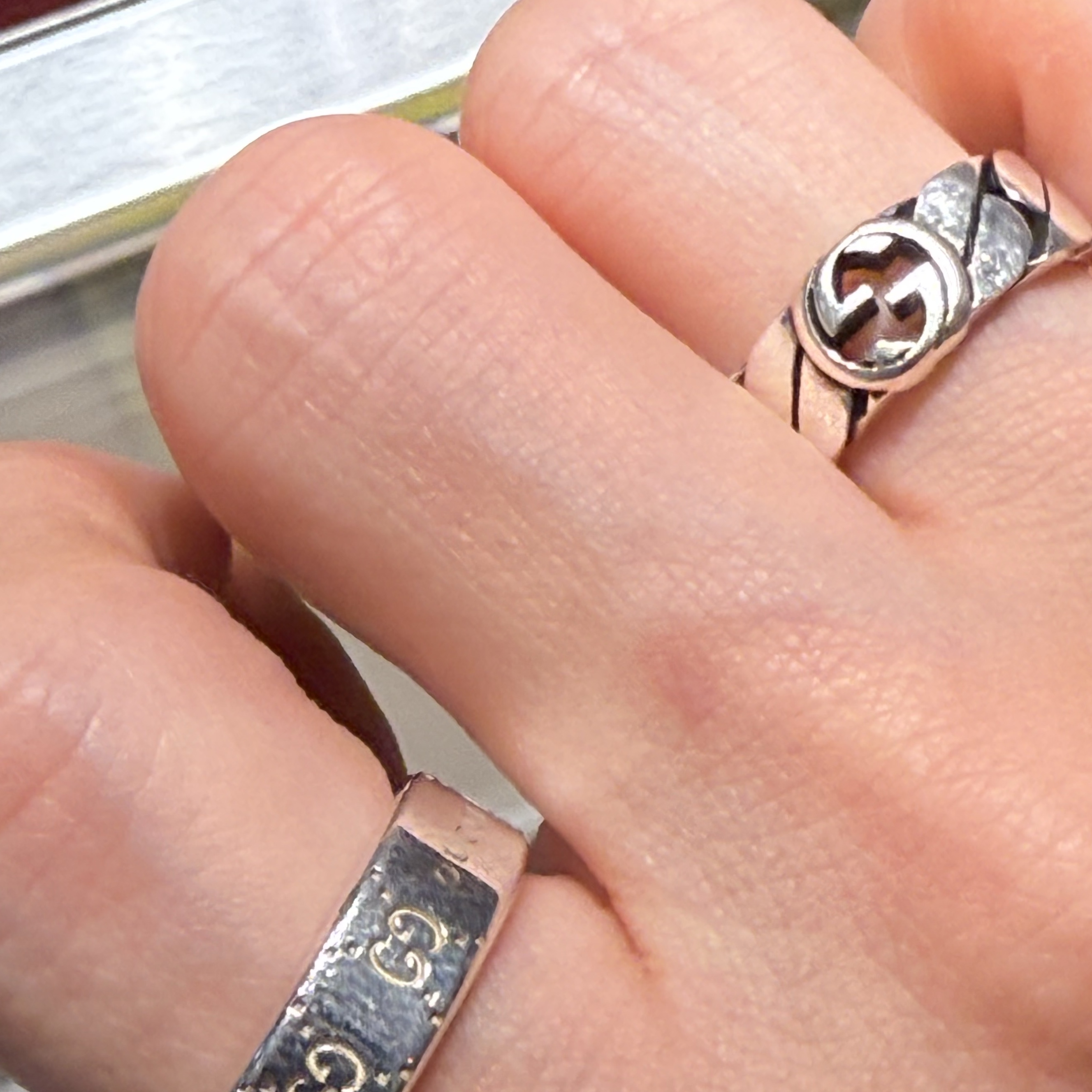 Gucci Interlocking G Ring Silver 착용 스타일 - 2