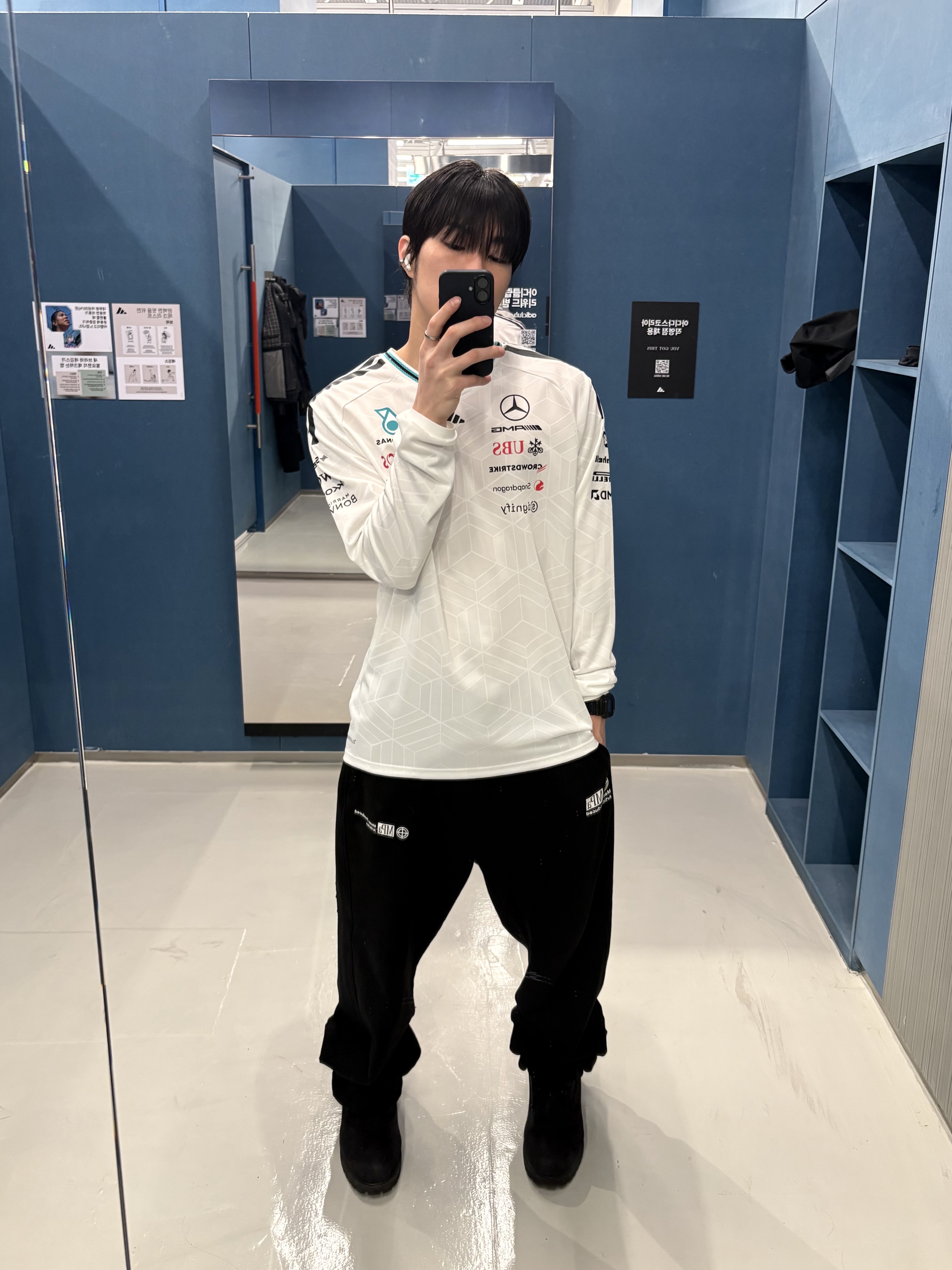Adidas x Mercedes AMG Petronas F1 Team Driver Jersey Authentic Long Sleeve White - US Sizing (Non Marking Ver.), Adidas x Mercedes AMG Petronas F1 Team Driver Jersey Authentic Long Sleeve White - KR Sizing (Non Marking Ver.) 착용 스타일 - 1