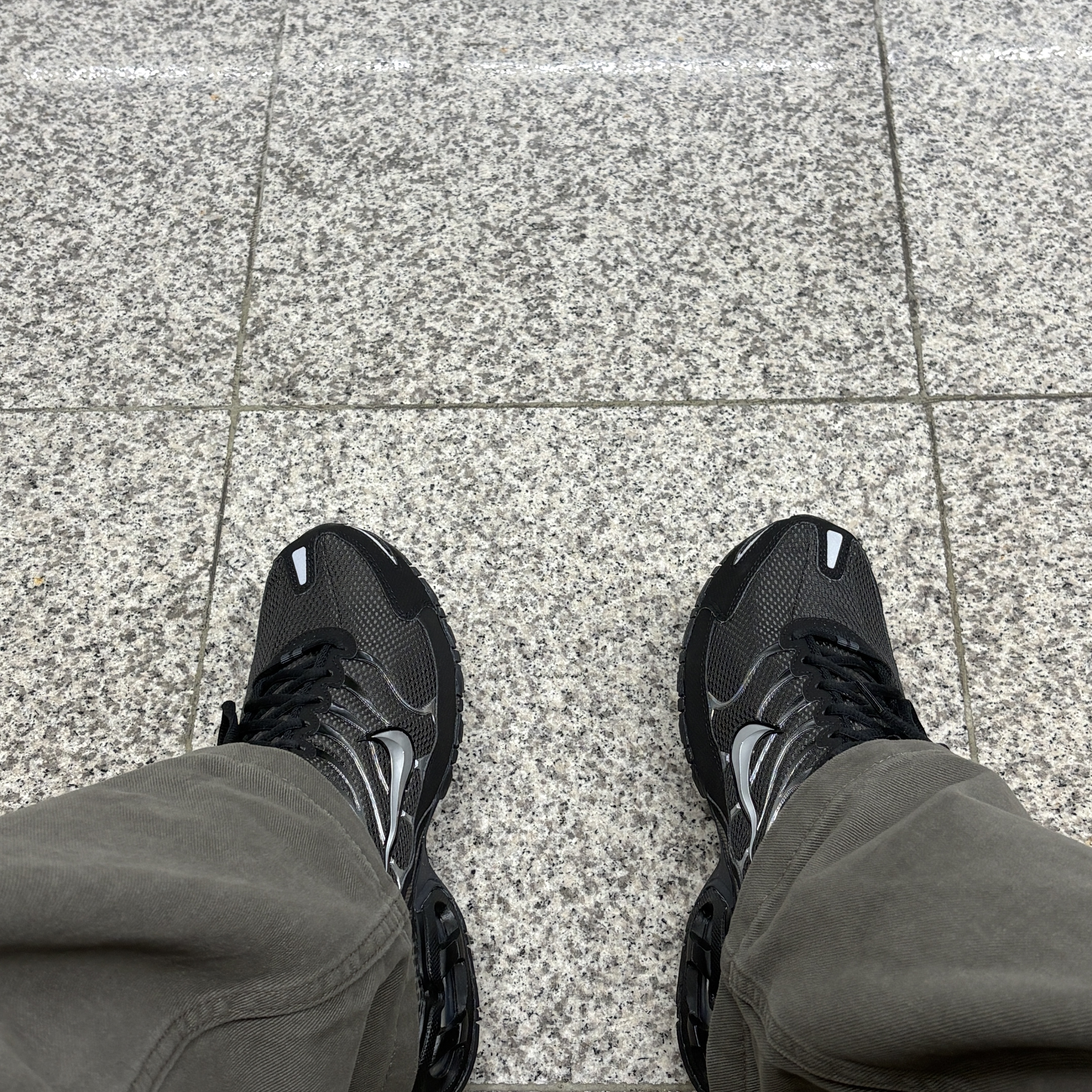 Nike Air Max Torch 4 Anthracite Metallic Silver 착용 스타일