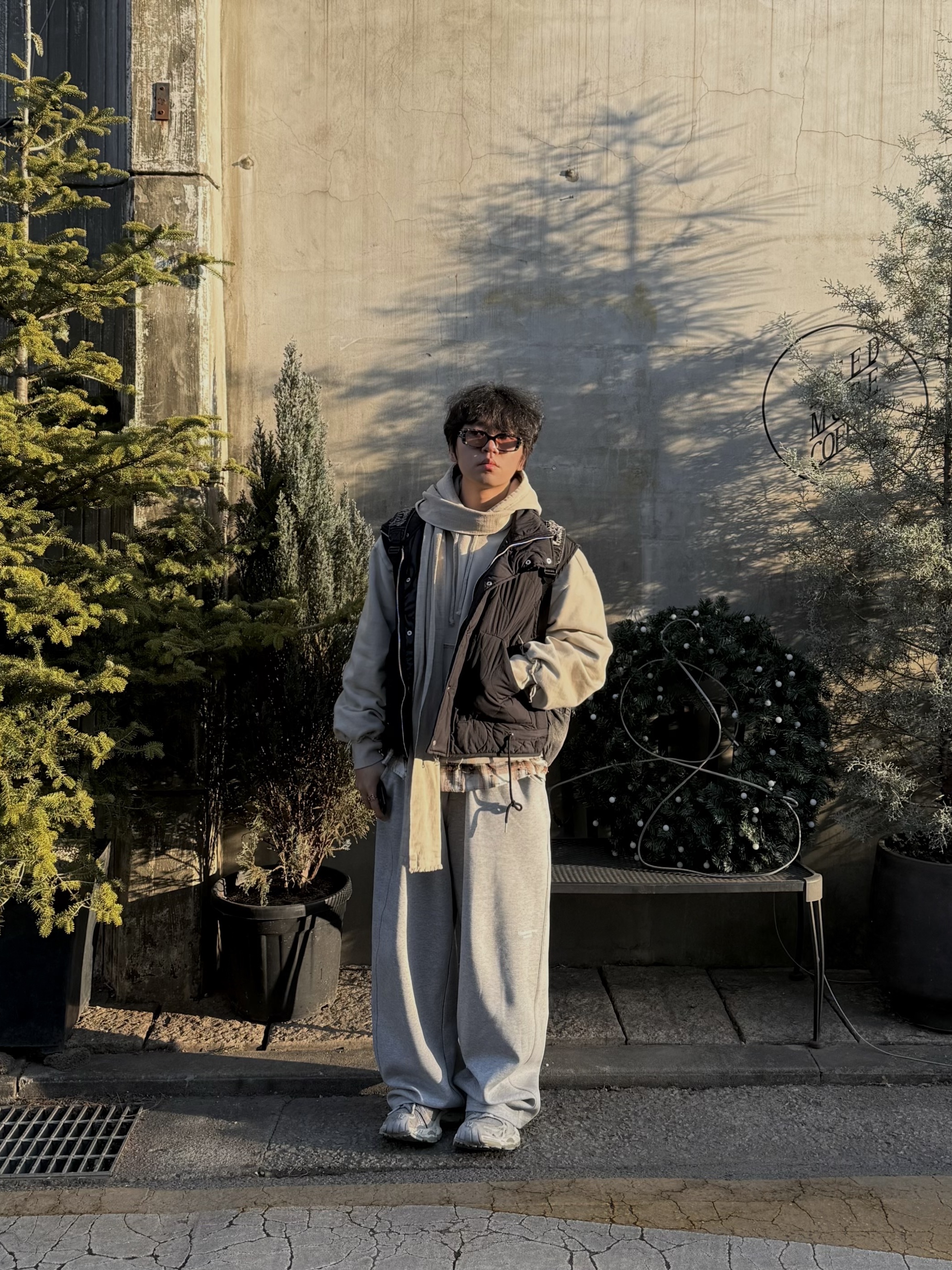 Undermycar Mu.163 Classic Logo Baggy Fit Sweat Pants Melange Gray, Balenciaga Stapler Sneaker Beige Grey 착용 스타일 - 2