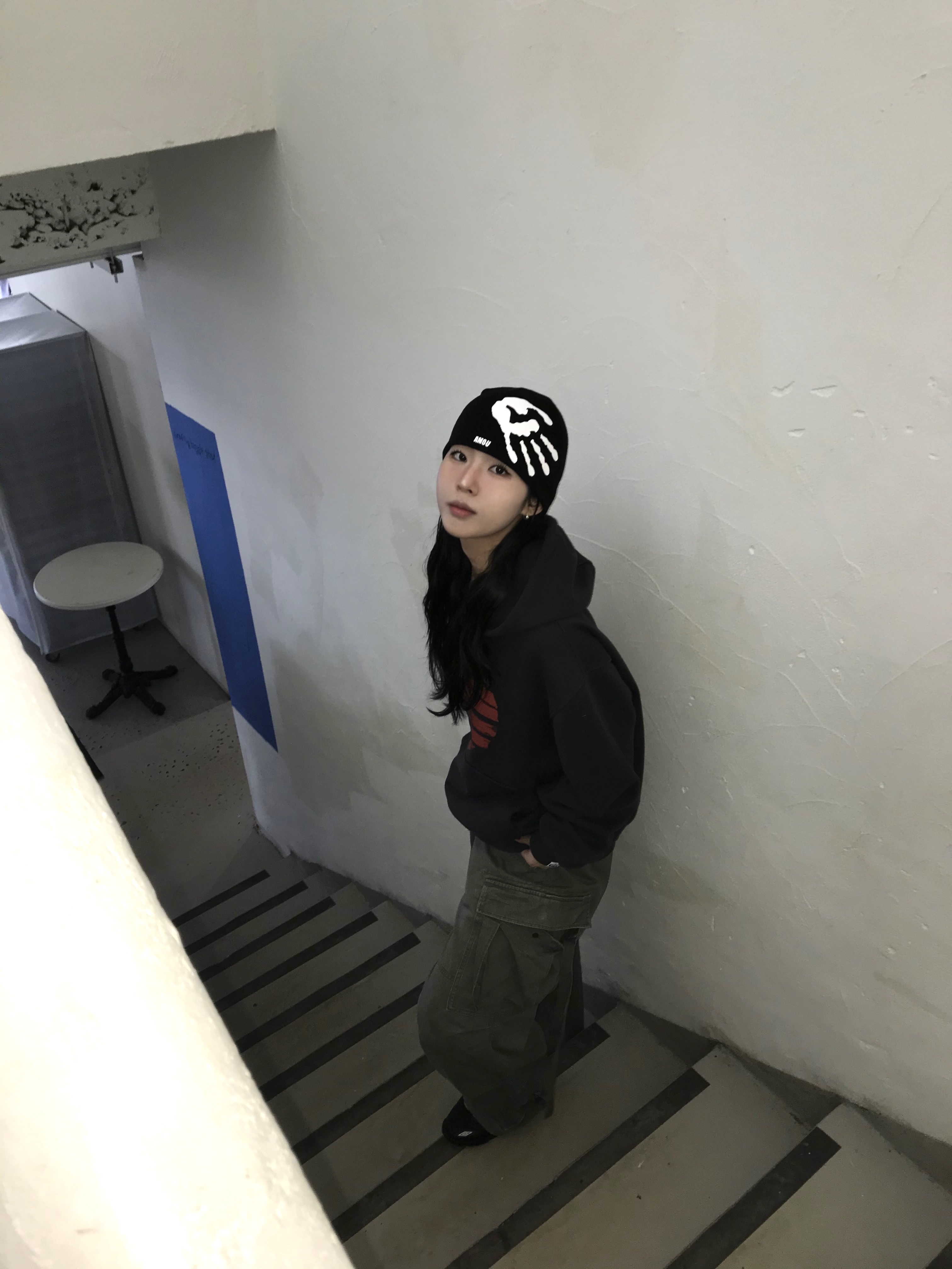 AMOU Palm Sign Beanie Black 착용 스타일 - 1