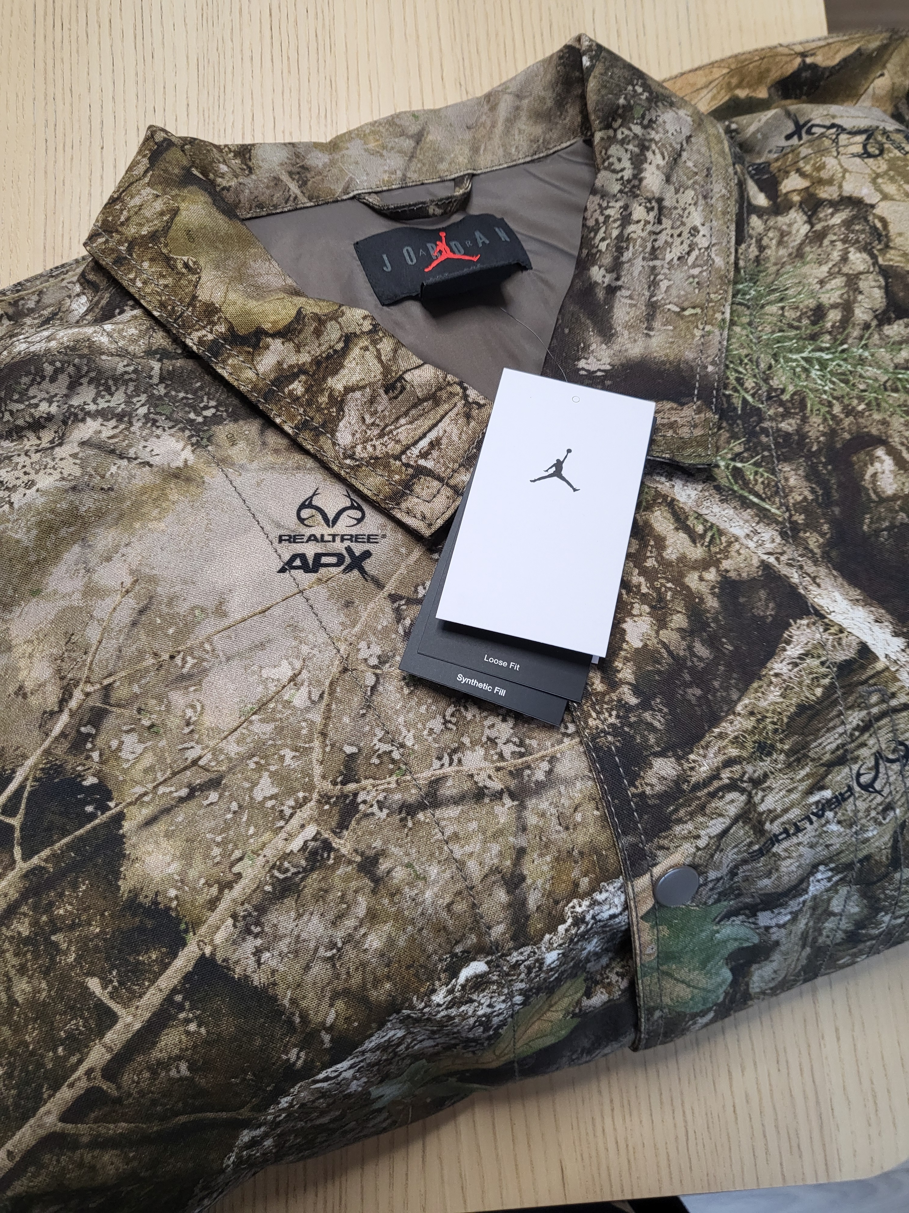 Jordan Brooklyn Chicago Realtree Jacket Medium Olive Sail (HV0650-222), Jordan Brooklyn Chicago Realtree Jacket Medium Olive Sail (HV0649-222) 착용 스타일 - 1