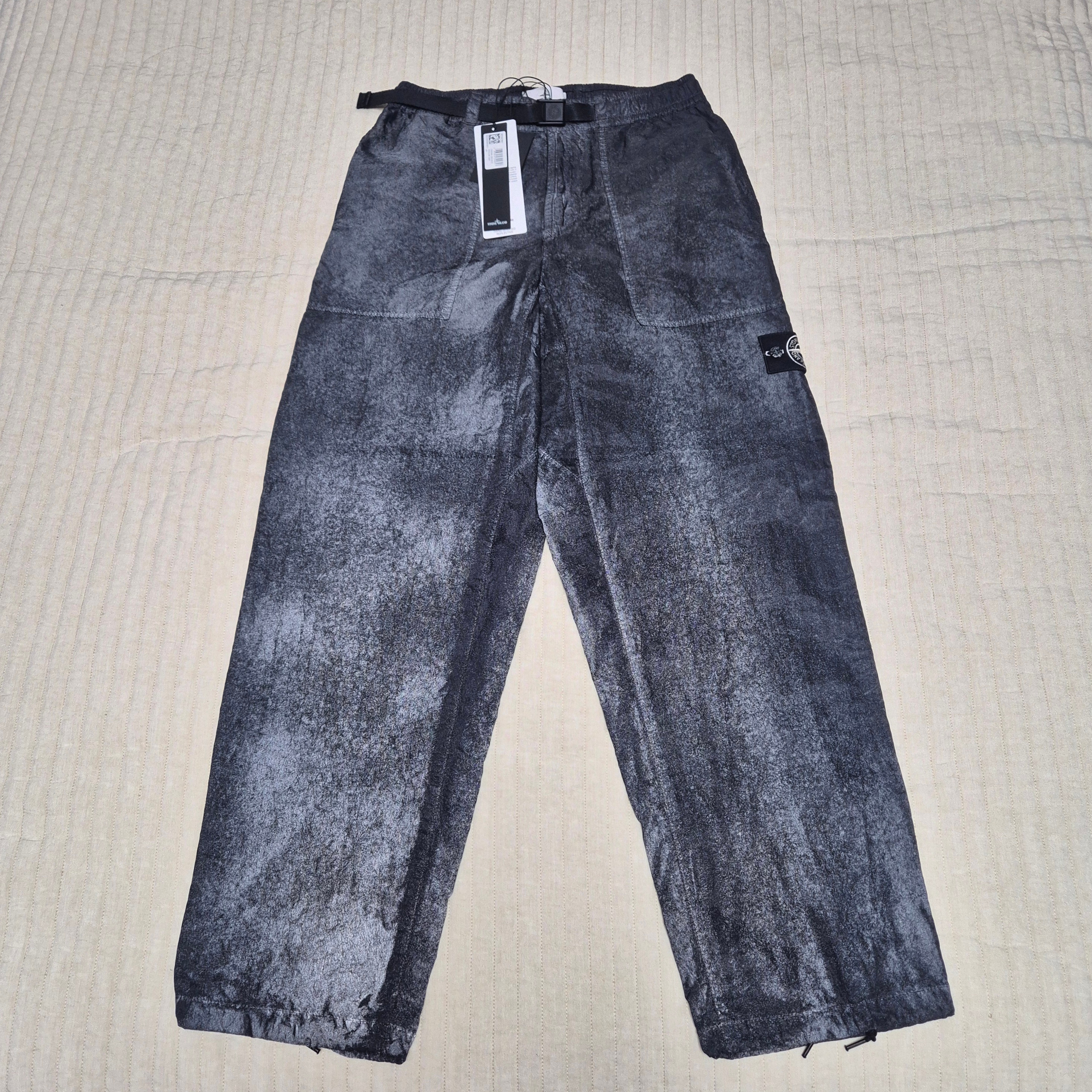 Stone Island 3100040 Dense Nylon-TC Hand Sprayed Reflective Loose-Fit Fatigue Trousers with Anti-Drop Black - 26SS 착용 스타일 - 3