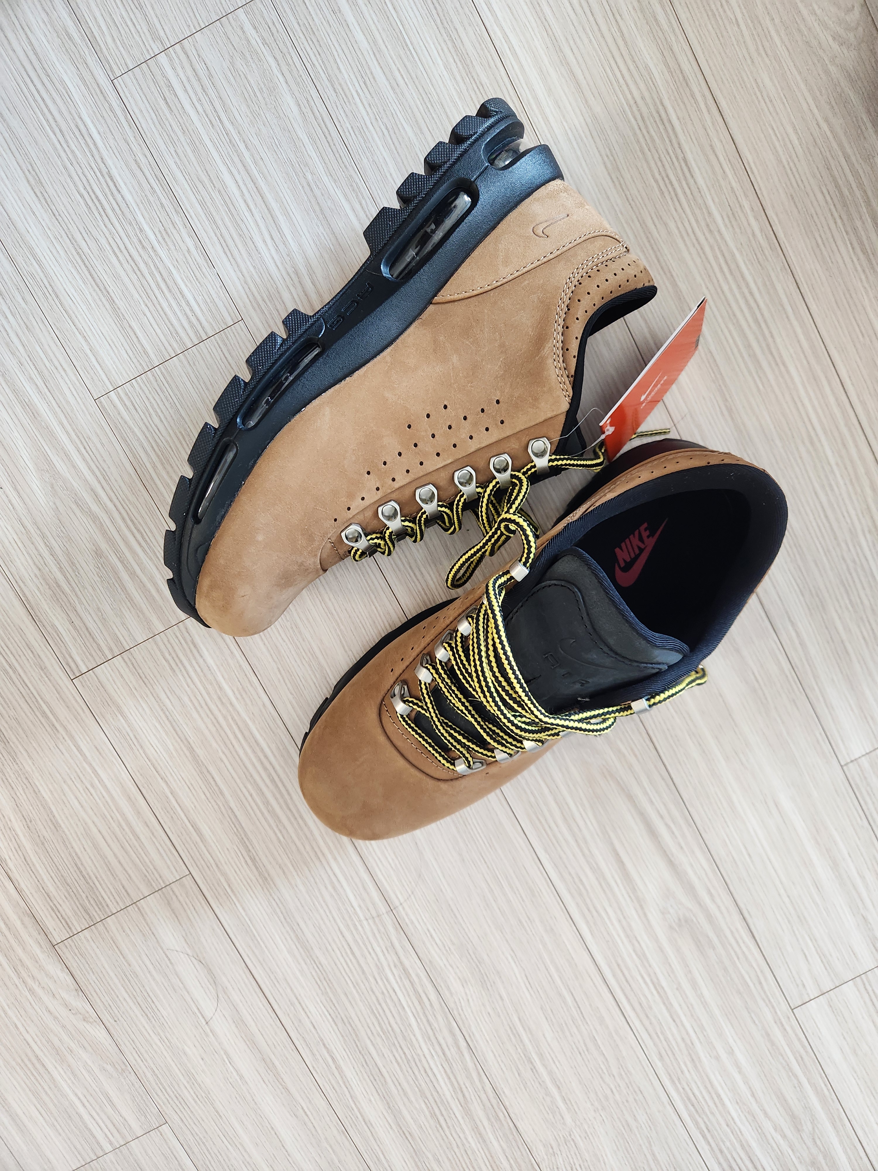 Nike Air Max Goadome Low Taupe Black, Cartier Trinity Ring Classic White Gold Yellow Gold Rose Gold 착용 스타일 - 4