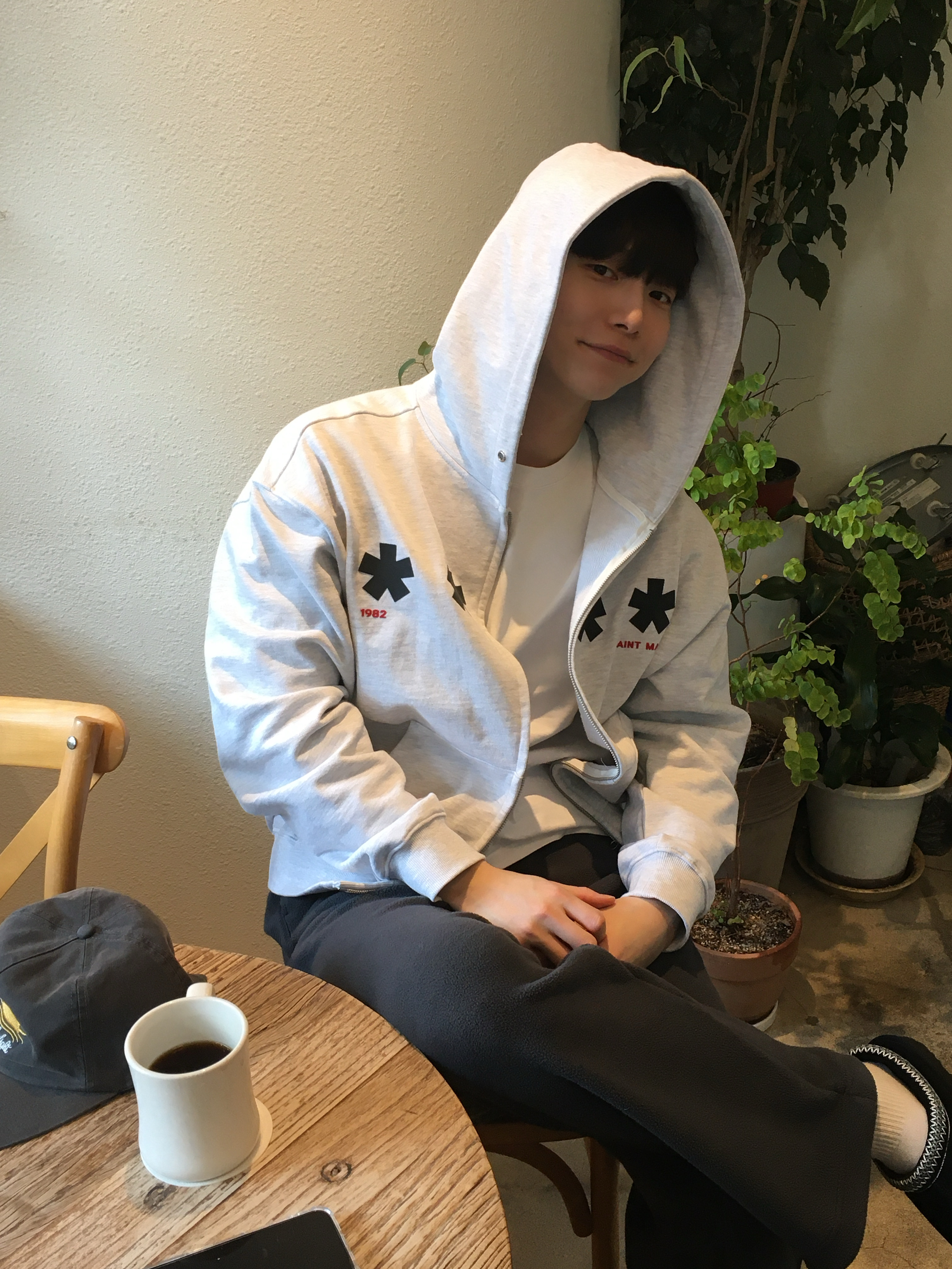 AMOU Square Star Hoodie Zip Up White Melange, UGG Tasman II Slipper Black 착용 스타일 - 1