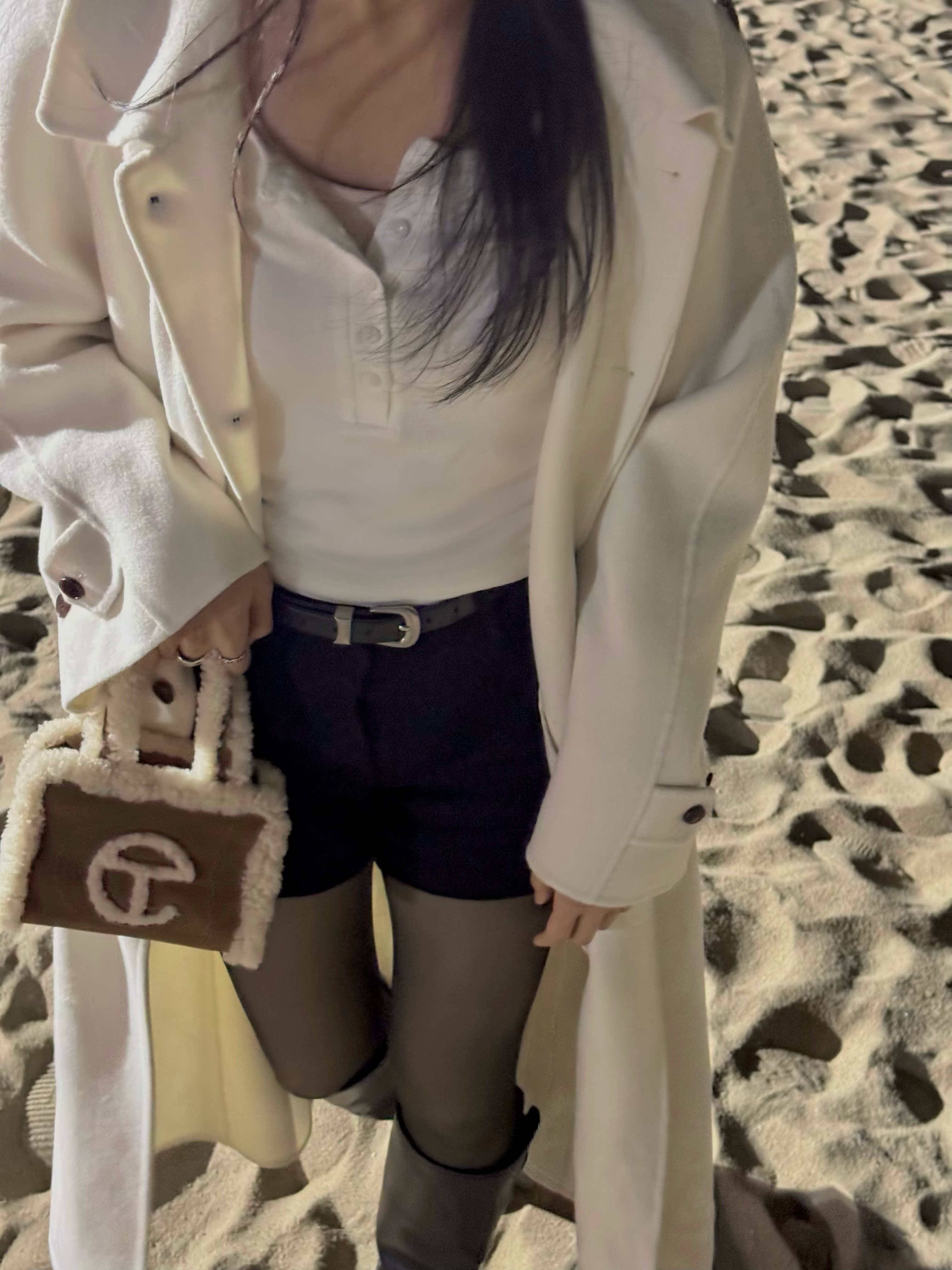 Telfar x UGG Small Shopping Bag Chestnut 착용 스타일 - 1