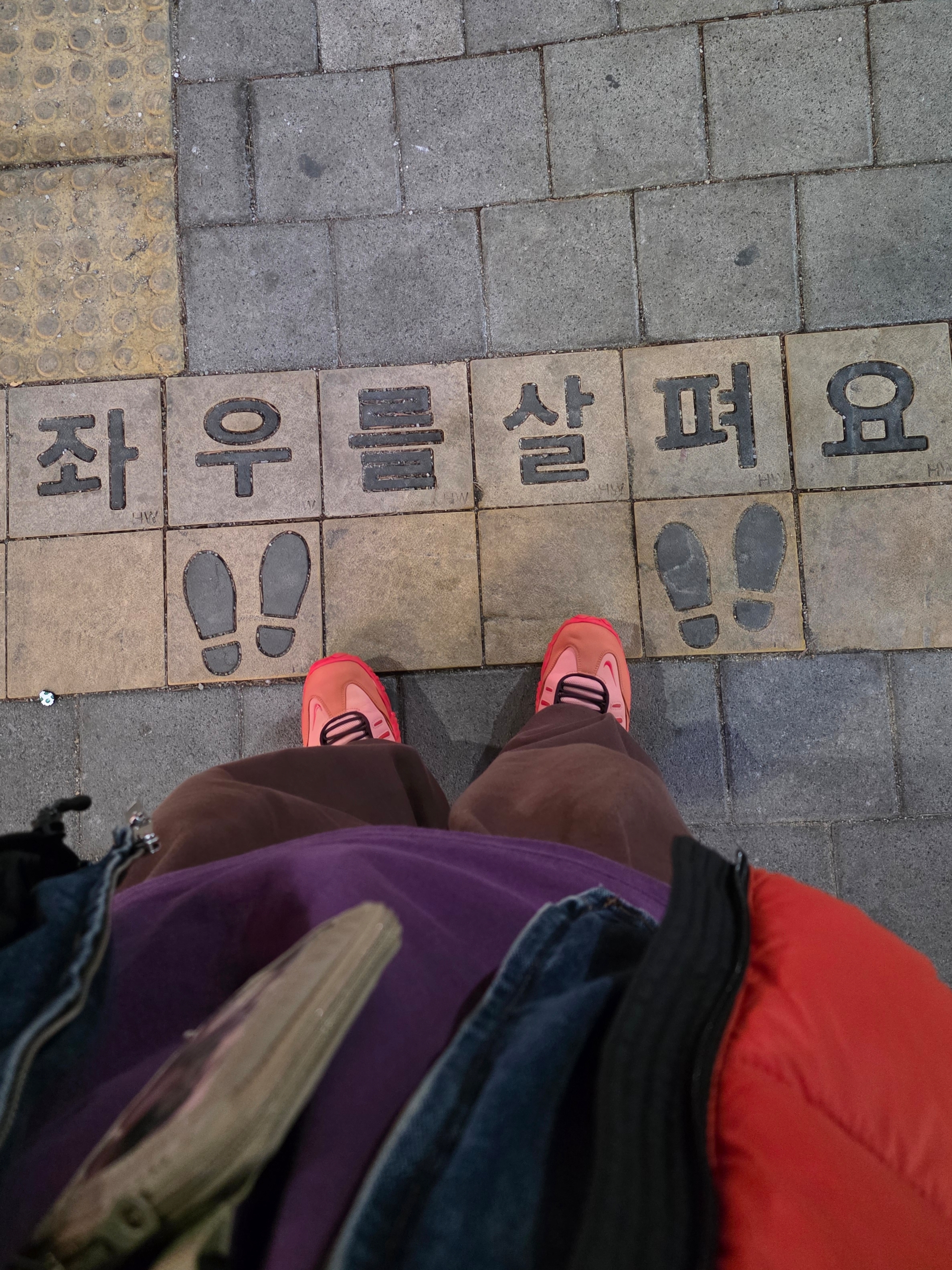 Nike x Ambush Air Adjust Force SP Light Madder Root and Burgundy Crush, Human Made Military Card Case Beige 착용 스타일 - 4
