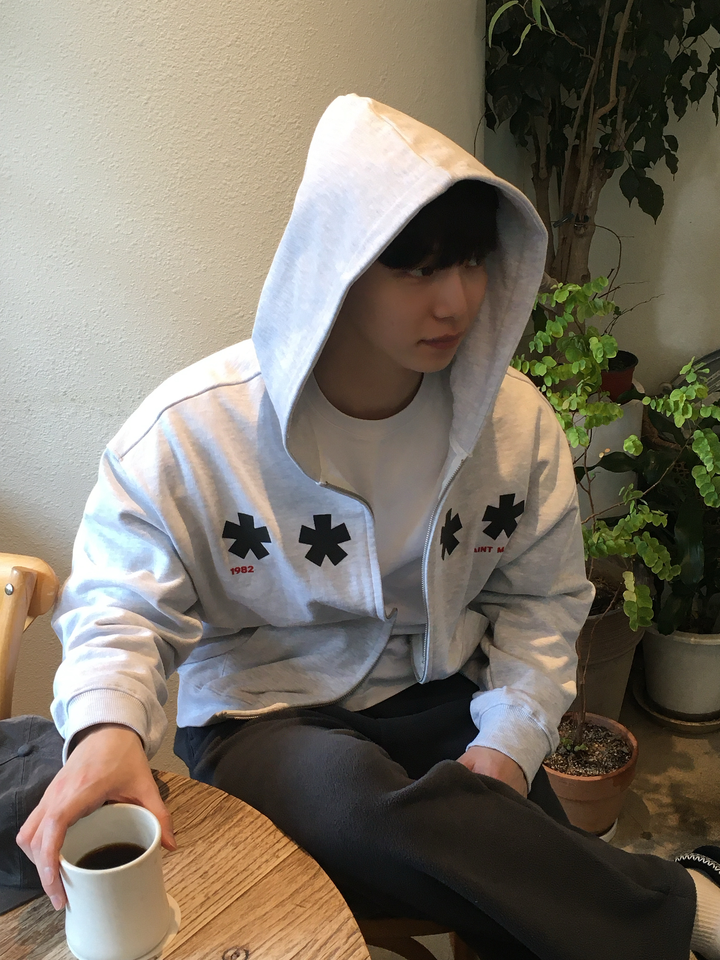 AMOU Square Star Hoodie Zip Up White Melange, UGG Tasman II Slipper Black 착용 스타일 - 3