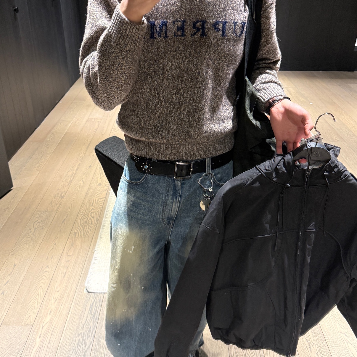 Supreme Contrast Logo Sweater Taupe Melange - 25SS, Stussy Midweight Puffer Black 착용 스타일 - 1