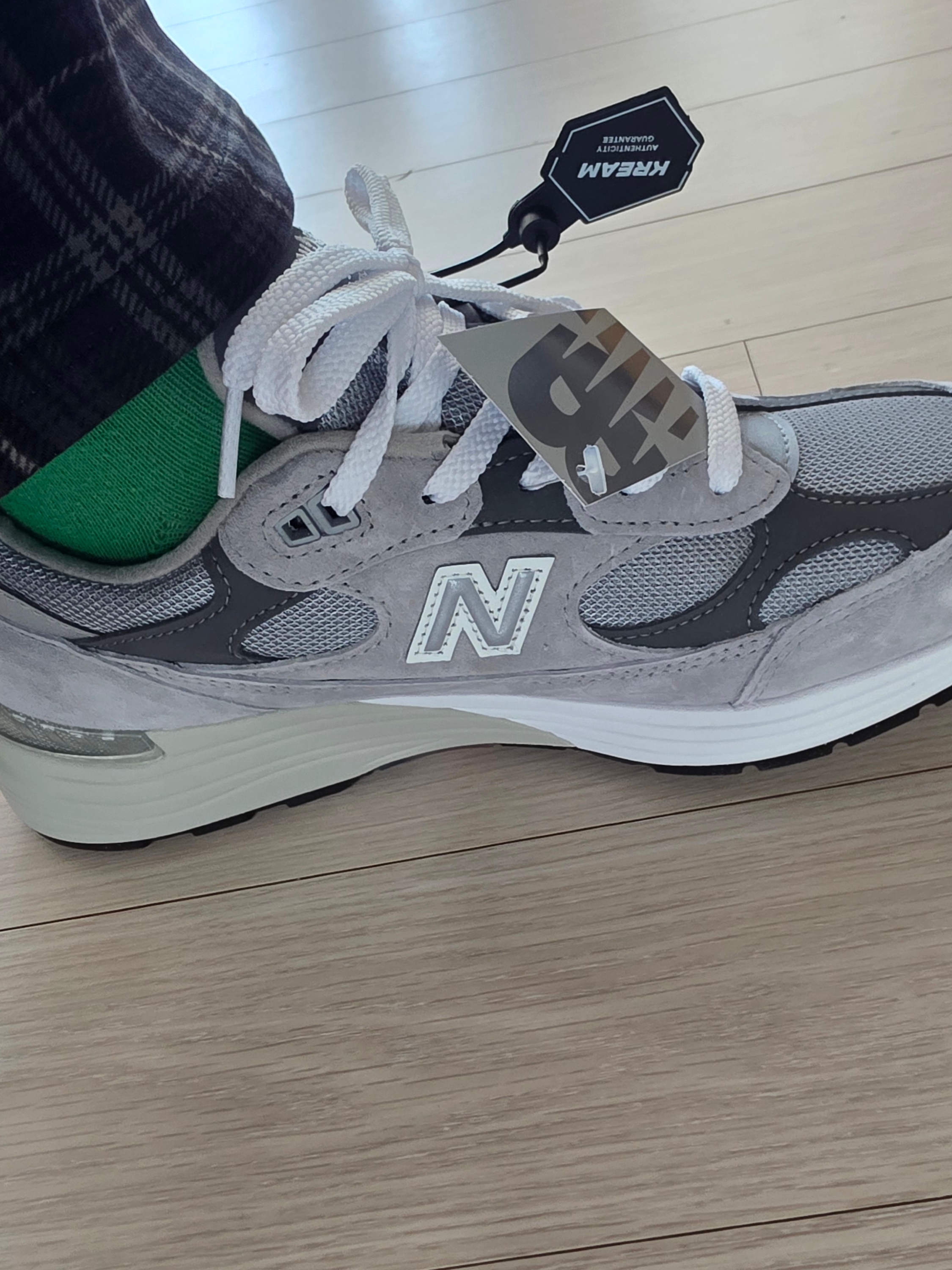 New Balance 992 Made in USA Core Grey Silver Metallic 착용 스타일
