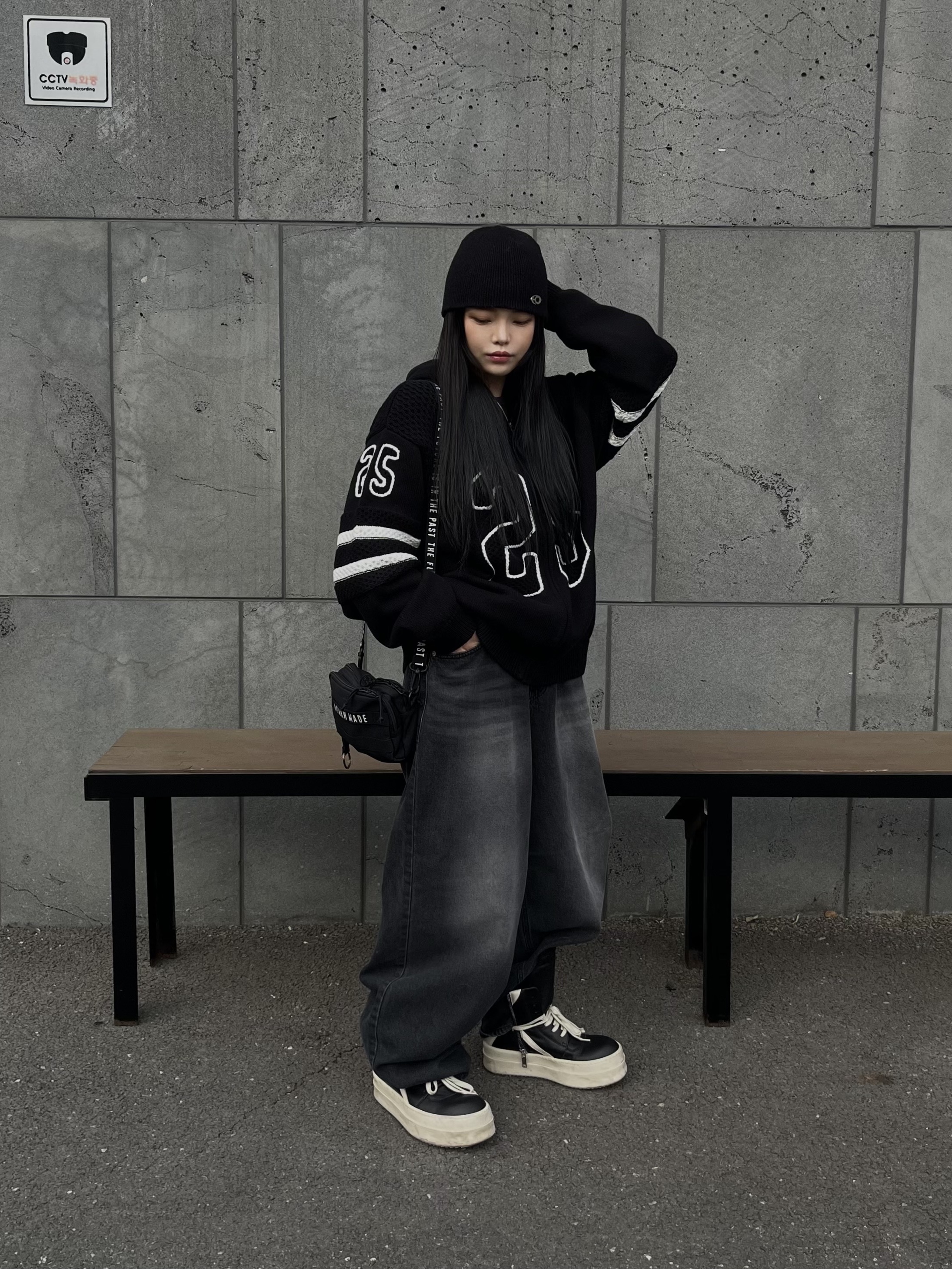 Rick Owens Hollywood Mega Bumper Geobasket in Full Grain Calf Leather Black Milk, Human Made Military Pouch Small Black 착용 스타일 - 4