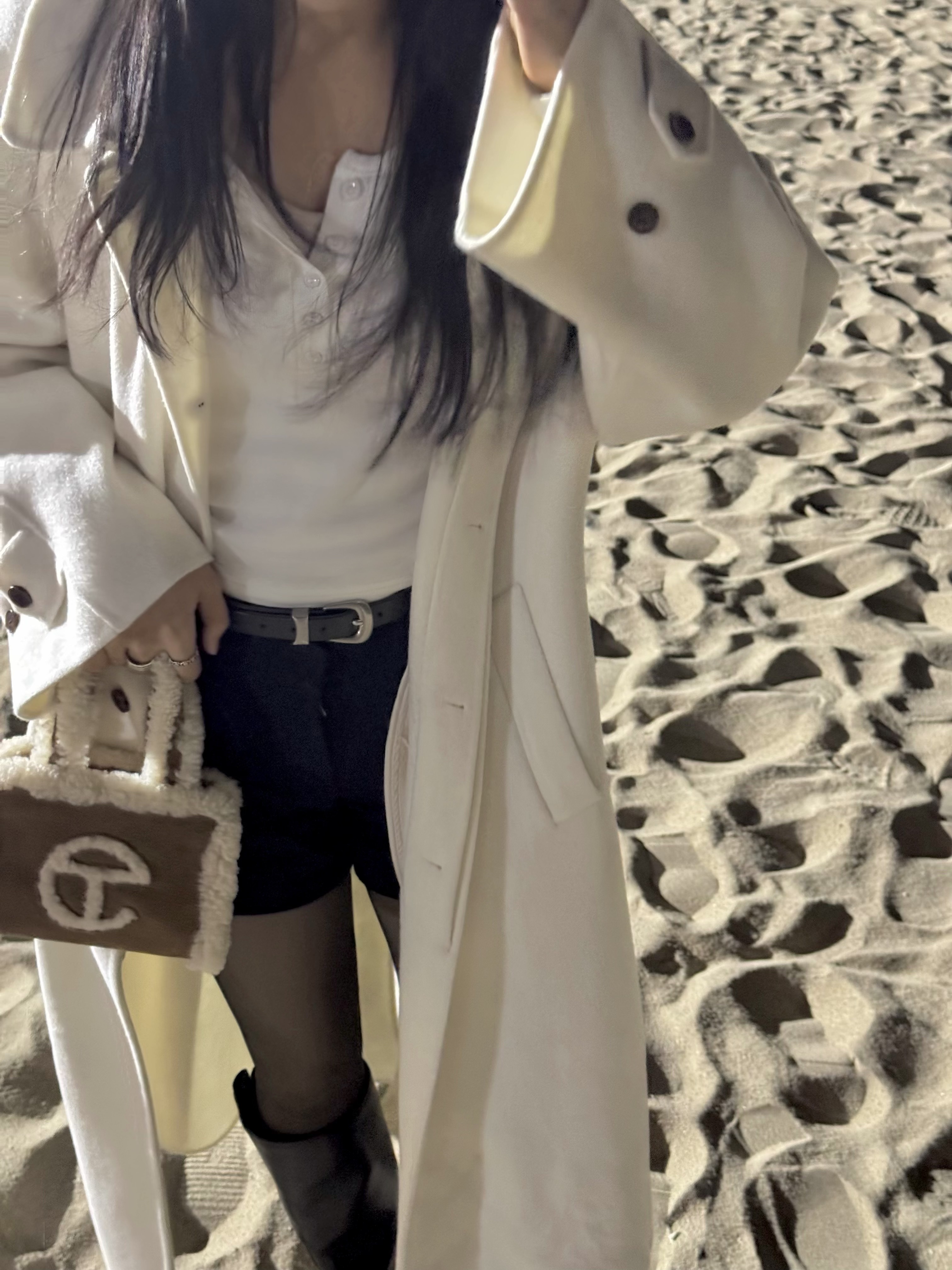 Telfar x UGG Small Shopping Bag Chestnut 착용 스타일 - 2