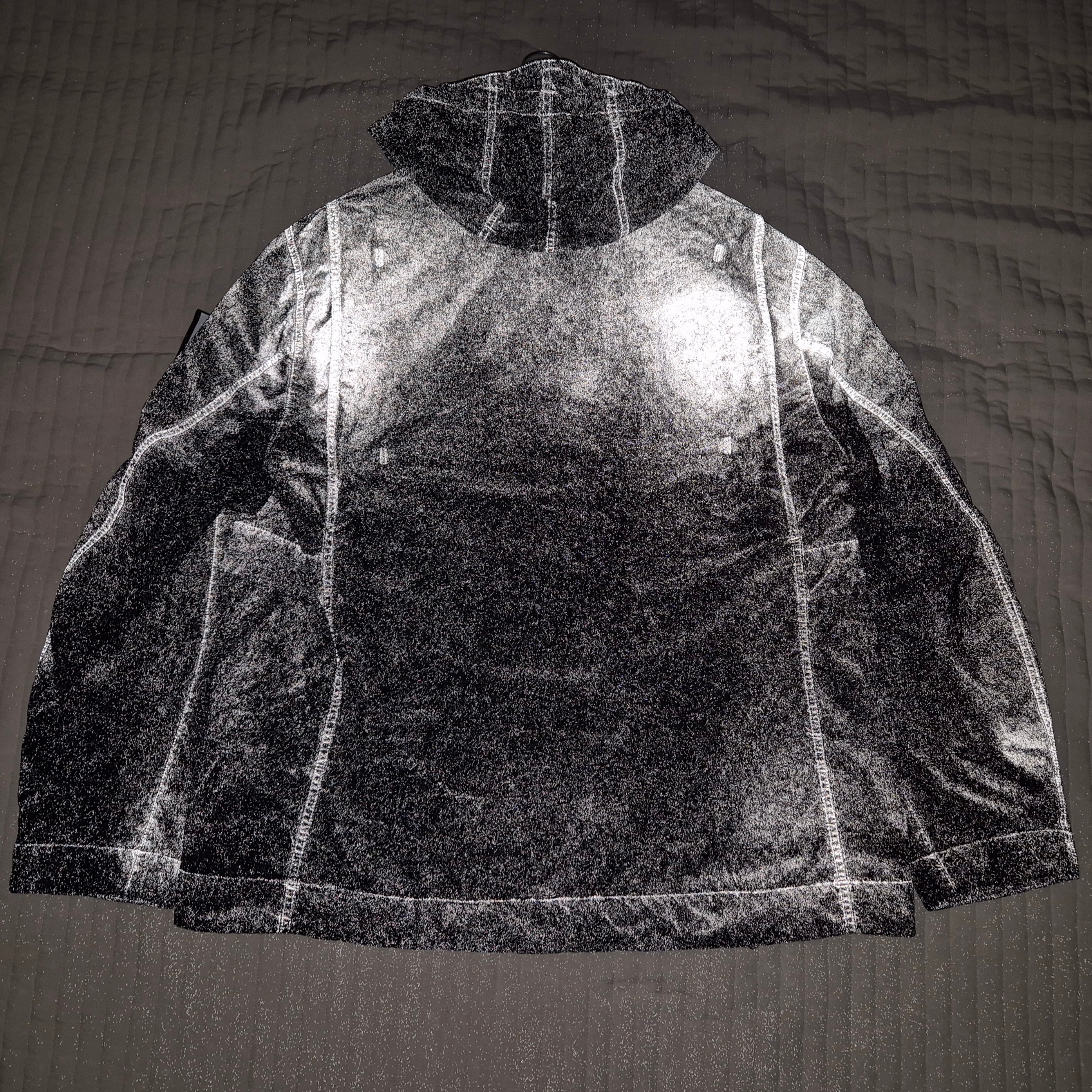 Stone Island 4100072 Dense Nylon-TC Hand Sprayed Reflective Hoode Jacket with Ant Drop Black - 26SS 착용 스타일 - 3