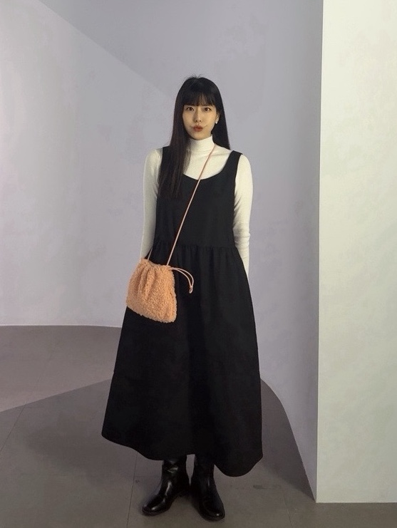 COS Cavatelli Faux Shearling Mini Clutch Pink 착용 스타일 - 3